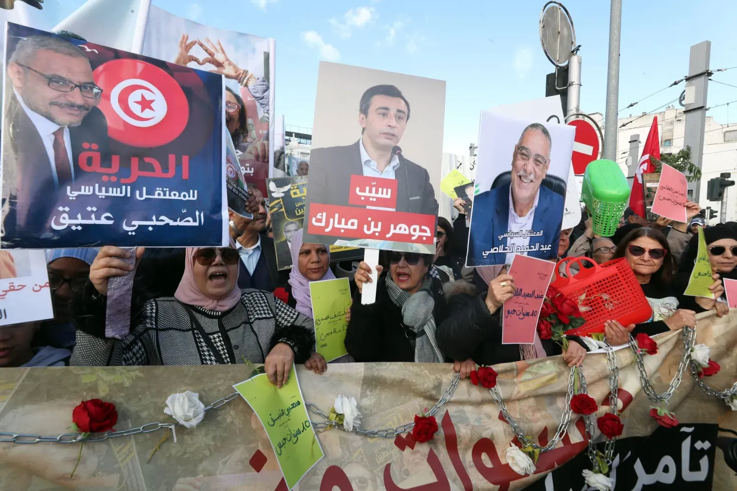 Muhalefet mensuplarının serbest bırakılmasını talep eden protestoların bir kısmı (EPA)