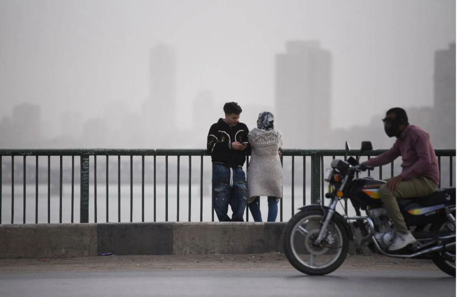 الغبار والأتربة يحجبان الرؤية لمسافات بعيدة (رويترز)