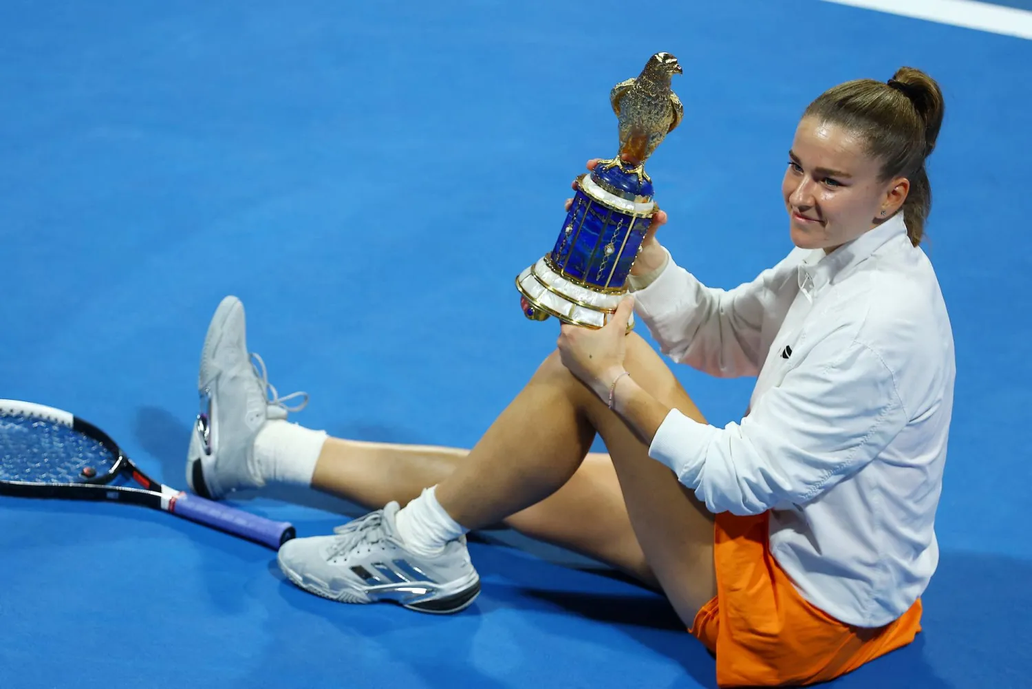 التشيكية كارولينا موخوفا تحتفل بكأس الدوحة (رويترز)