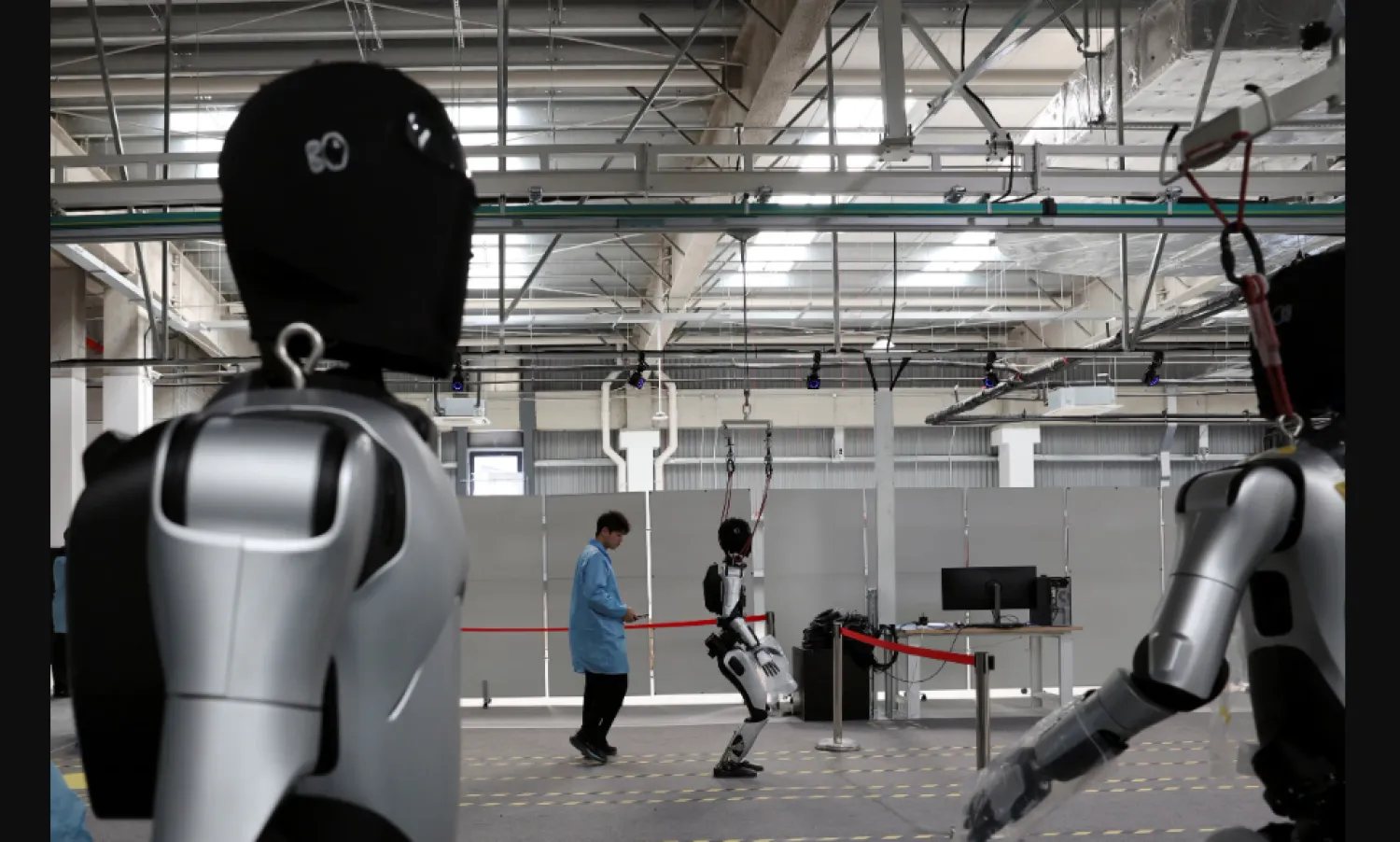 الحكومة الصينية شجعت الشركات المحلية على تطوير روبوتات شبيهة بالبشر (رويترز)