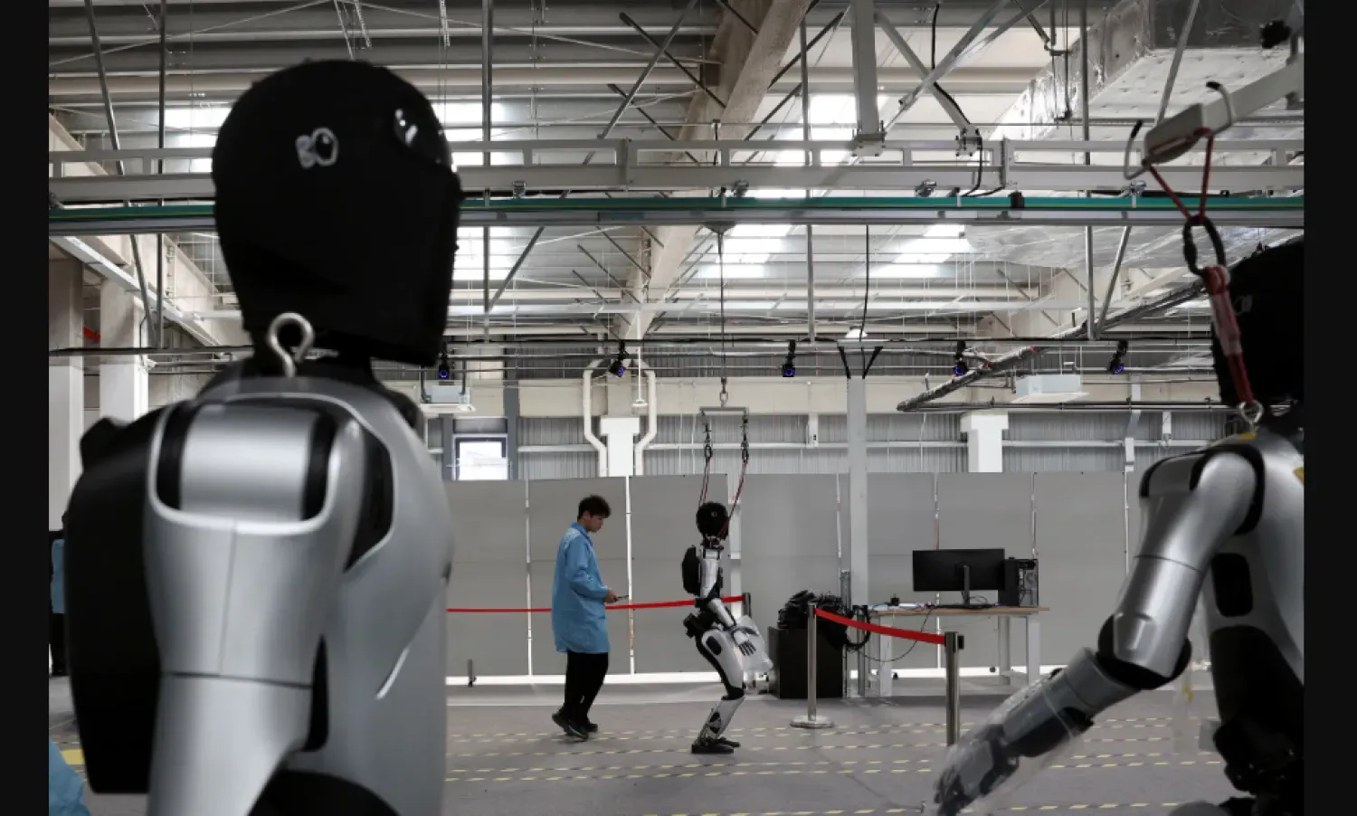 Çin hükümeti, yerel şirketleri insansı robotlar geliştirmeleri için teşvik ediyor. (Reuters)