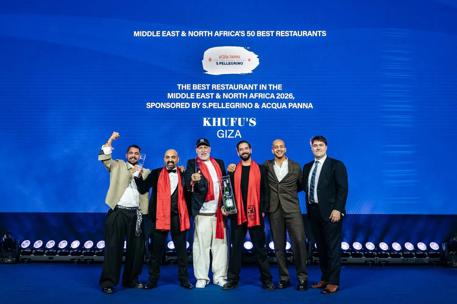 فريق العمل في مطعم "خوفو" الفائز بالمرتبة الاولى (الشرق الاوسط)