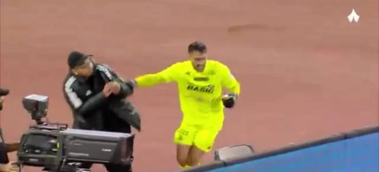 لحظة اعتداء الحارس على فتى الكرات (قناة ثمانية)