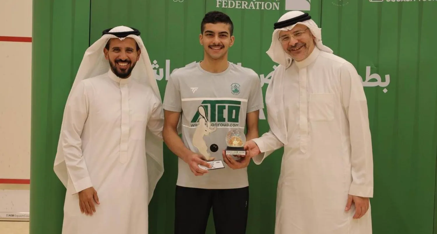 العقيلي مع ىل نصفان خلال تتويجه بجائزة الوصافه (الشرق الأوسط)