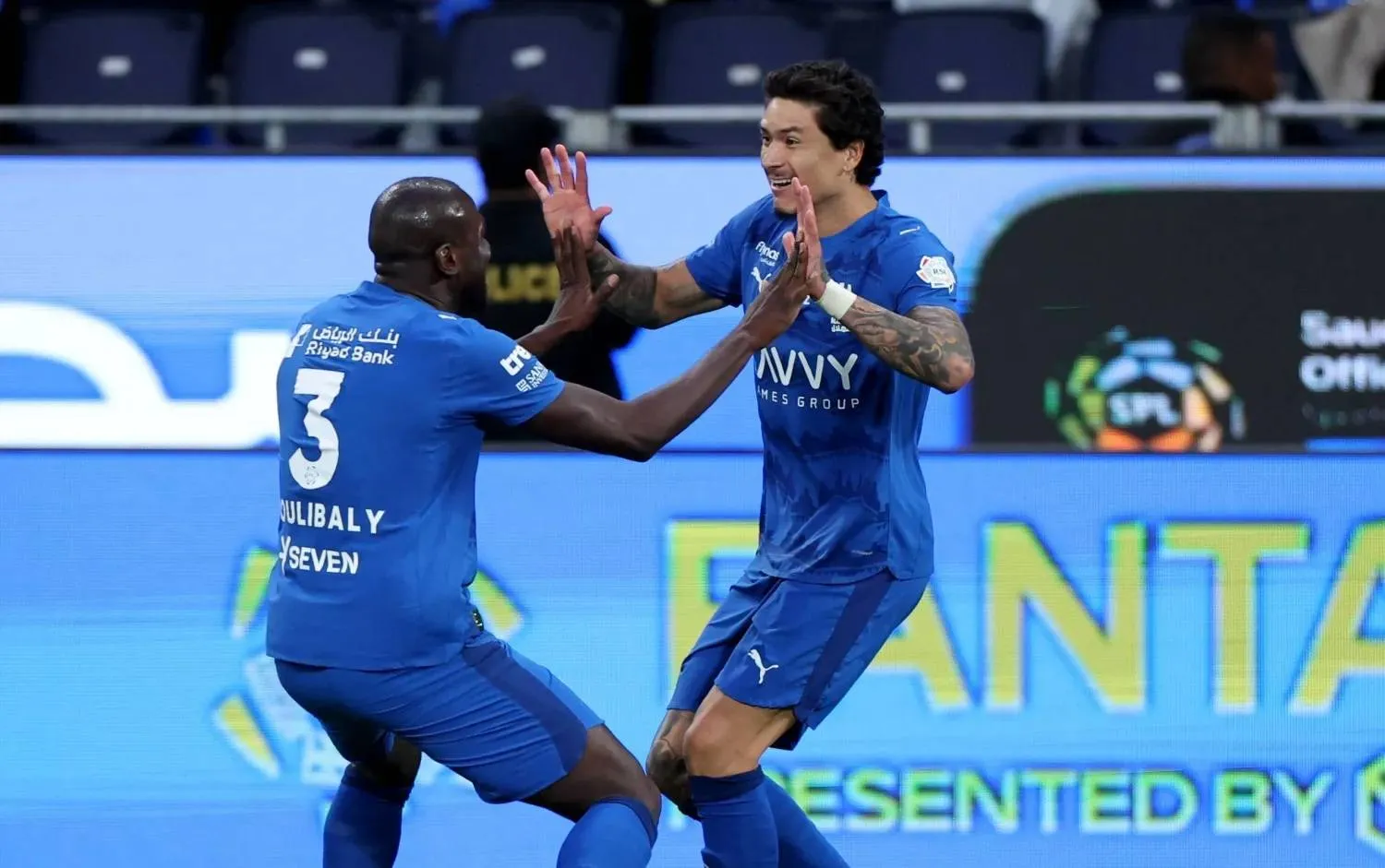 نونيز يحتفل مع كوليبالي بعد أحد أهدافه مع الهلال (تصوير: مشعل القدير)