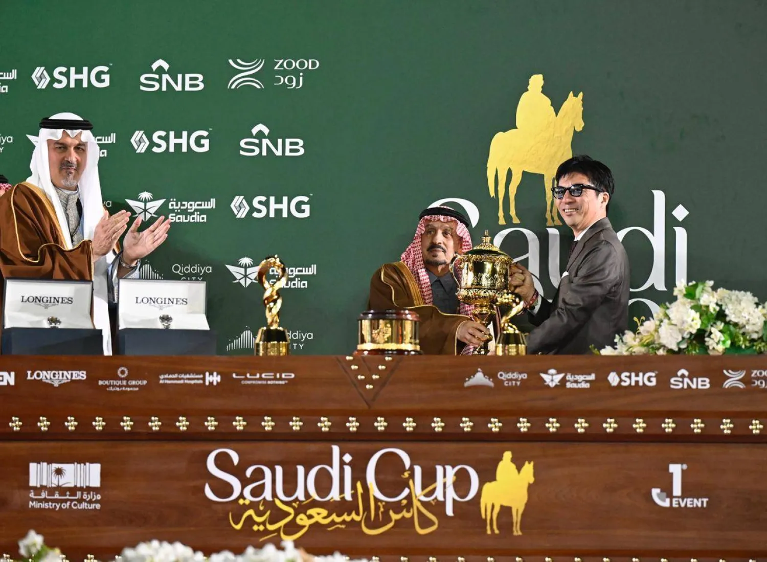 أمير الرياض يتوج الياباني سيسوما فوغيتا بكأس السعودية (تصوير: بشير صالح)