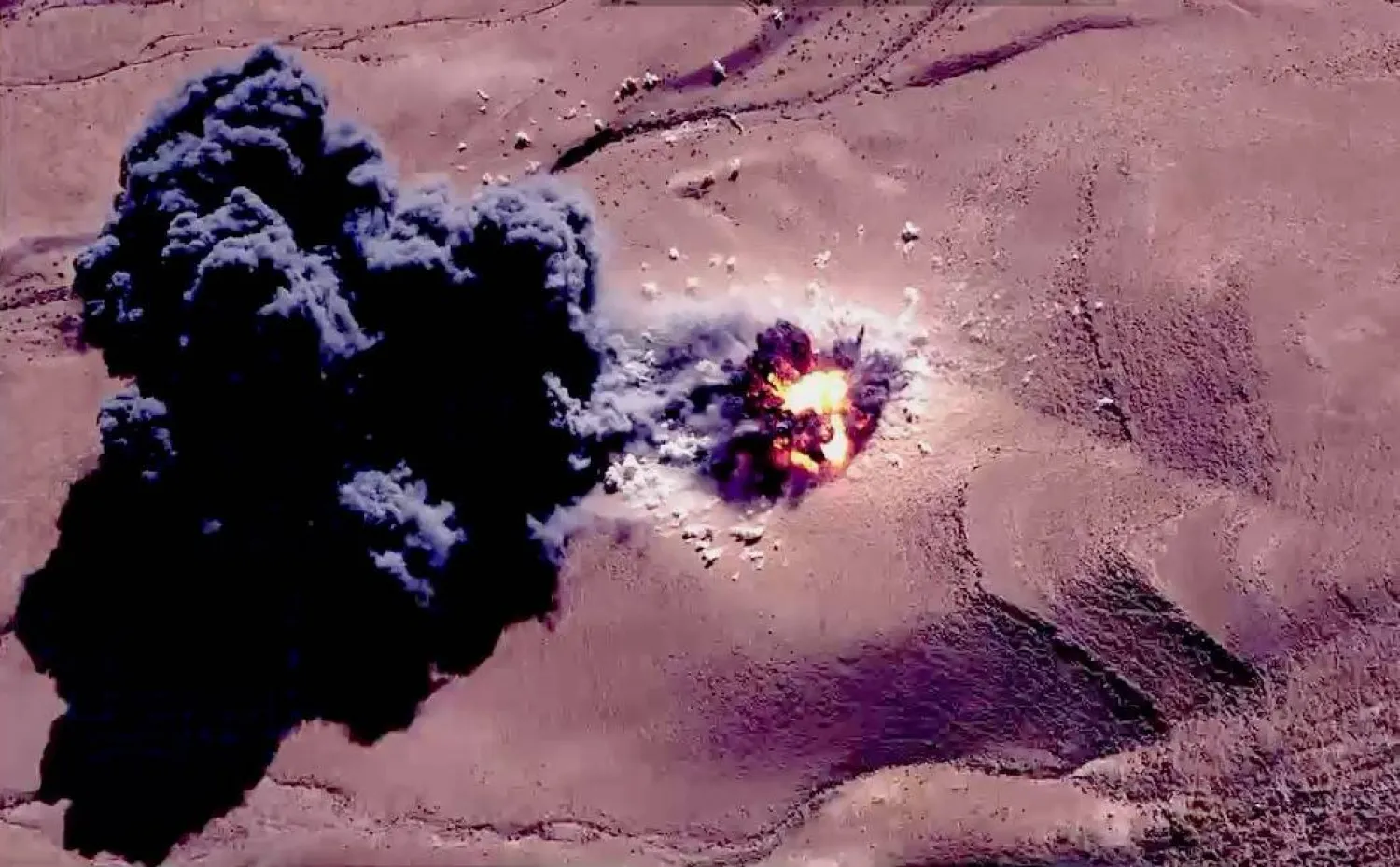 صورة رُفعت عنها السرية نشرتها القيادة المركزية الأميركية للضربات ضد أهداف لـ«داعش» (سنتكوم) 