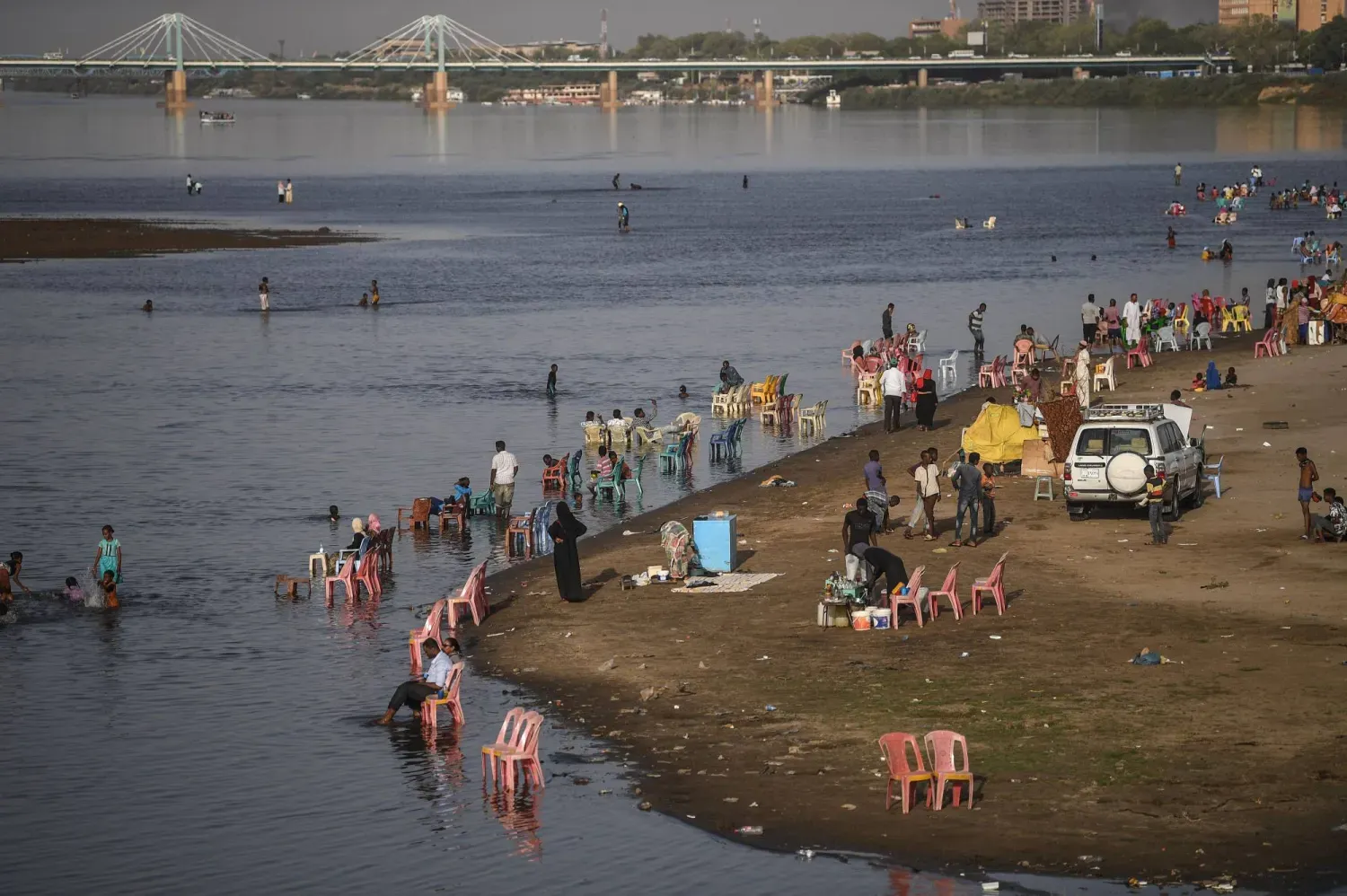 Hartum'da, Mavi ve Beyaz Nil nehirlerinin birleştiği Tuti Adası'nda, Nil Nehri'nin sığ sularında aileler bir araya geliyor (Arşiv -AFP)