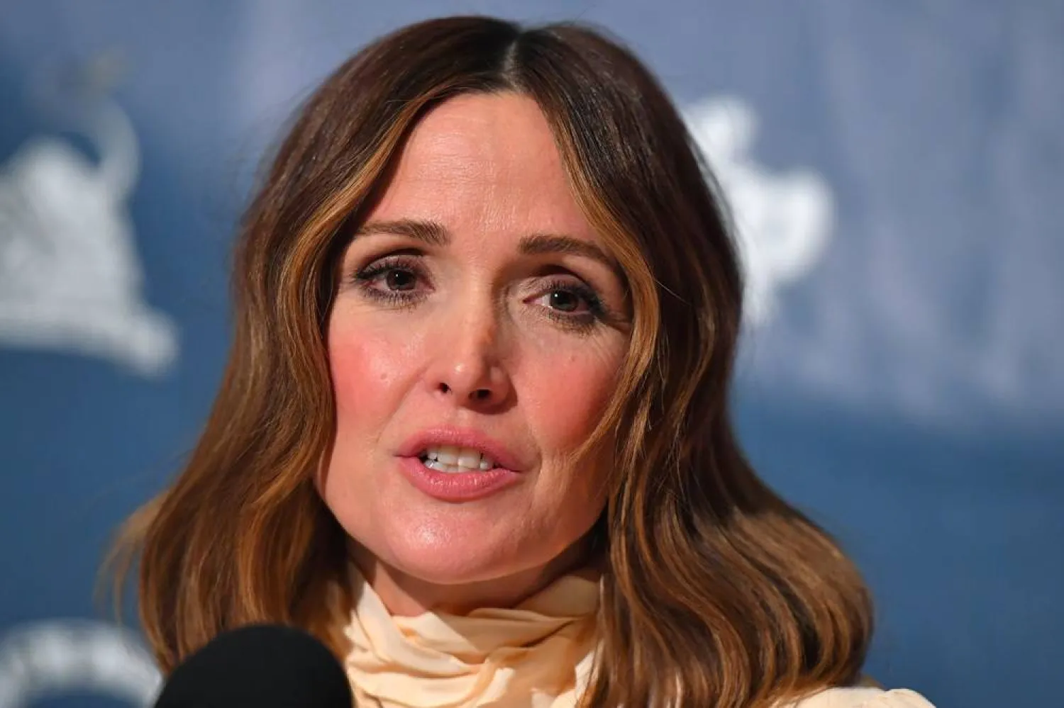  Rose Byrne, Hasty Pudding 2026 Woman of the Year, takes questions from reporters during a news conference at Farkas Hall theater, on the campus of Harvard University, Friday, Feb. 13, 2026, in Cambridge, Mass. (AP) 