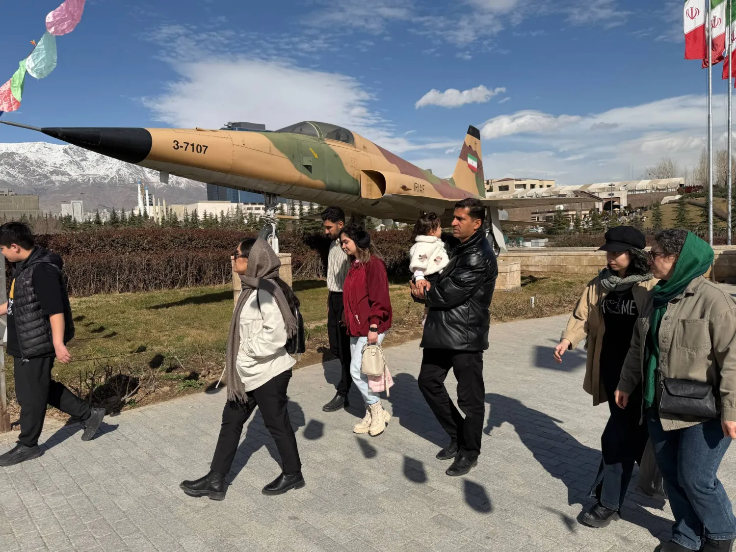 زوار متحف عسكري يمرون أمام مقاتلة من طراز «إف 5» أميركية الصنع تابعة للقوات الجوية الإيرانية في طهران الجمعة (أ.ب)