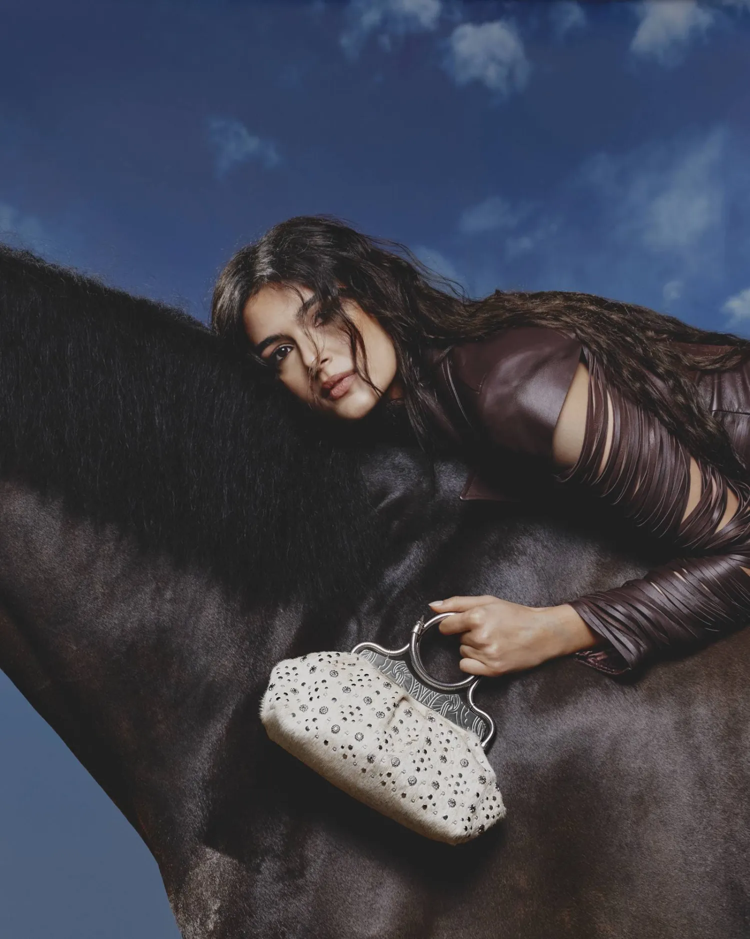 تعكس الأشكال المنحوتة والجلود الملموسة والتفاصيل المضفرة والقطع المعدنية المصقولة براعة وقوة (أختين)