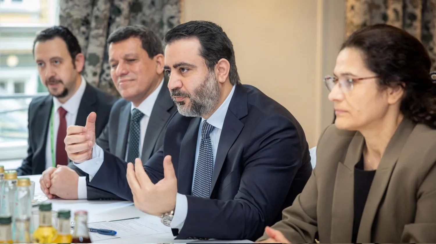 اجتماع وزير الخارجية أسعد الشيباني بعددٍ من أعضاء الكونغرس الأميركي على هامش أعمال مؤتمر ميونيخ للأمن بحضور القياديين الكرديين مظلوم عبدي وإلهام أحمد (حساب الخارجية السورية)