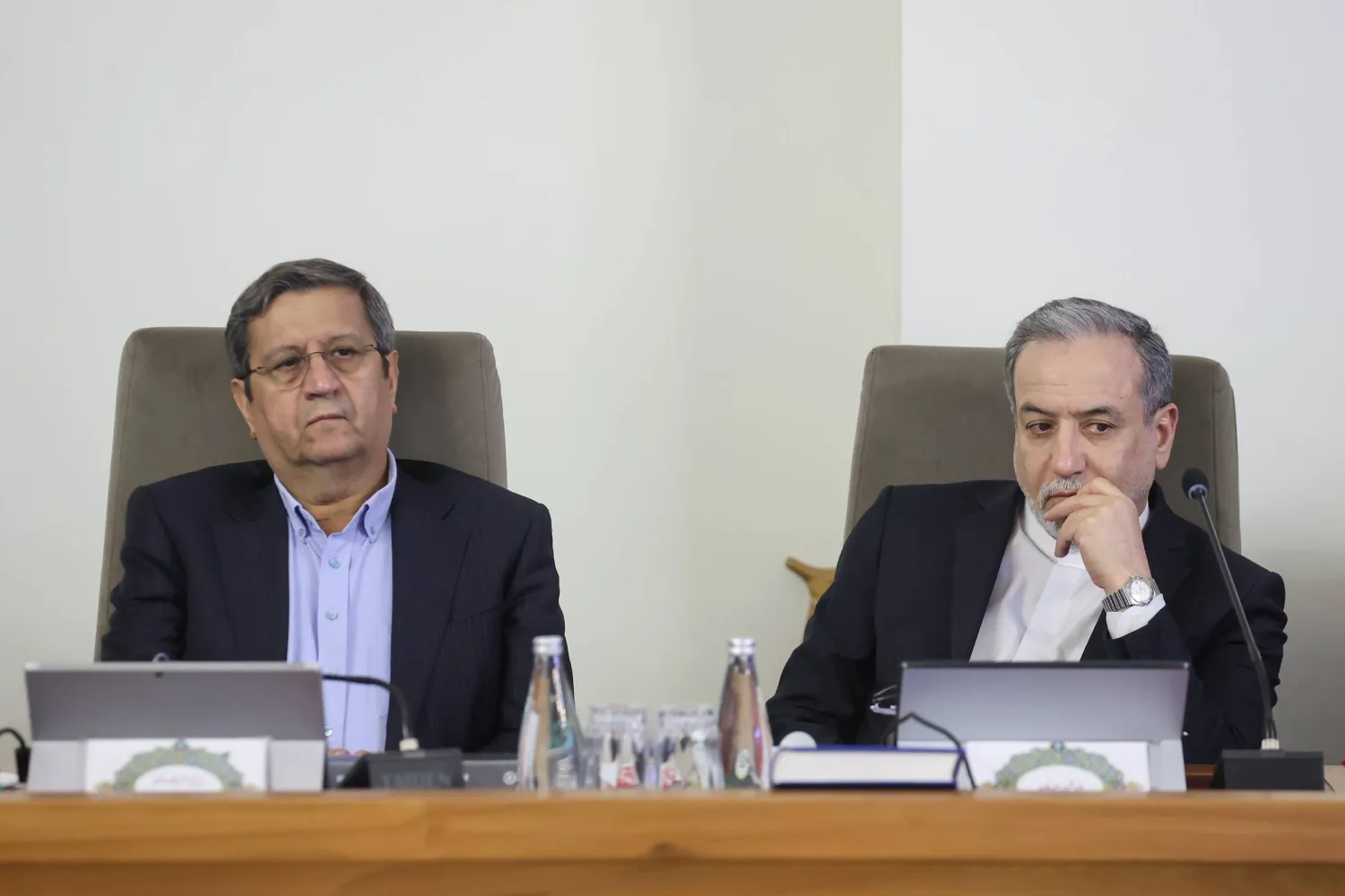 عراقجي خلال مشاركته في اجتماع الحكومة الأحد قبل مغادرة طهران إلى جنيف (الرئاسة الإيرانية) 