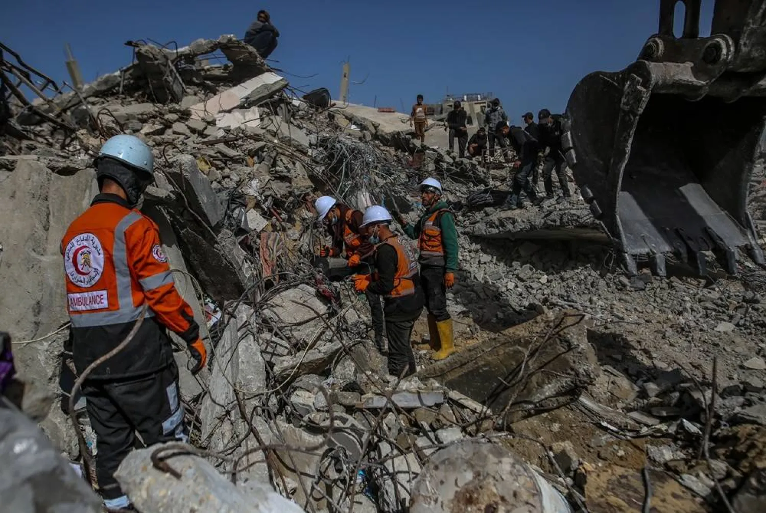 Palestinian civil defense teams working to recover the remains of 67 members of the Abu Nasr family from beneath the rubble of their home after it was destroyed in an Israeli airstrike in Beit Lahia, north of Gaza City, 15 February 2026. (EPA) 