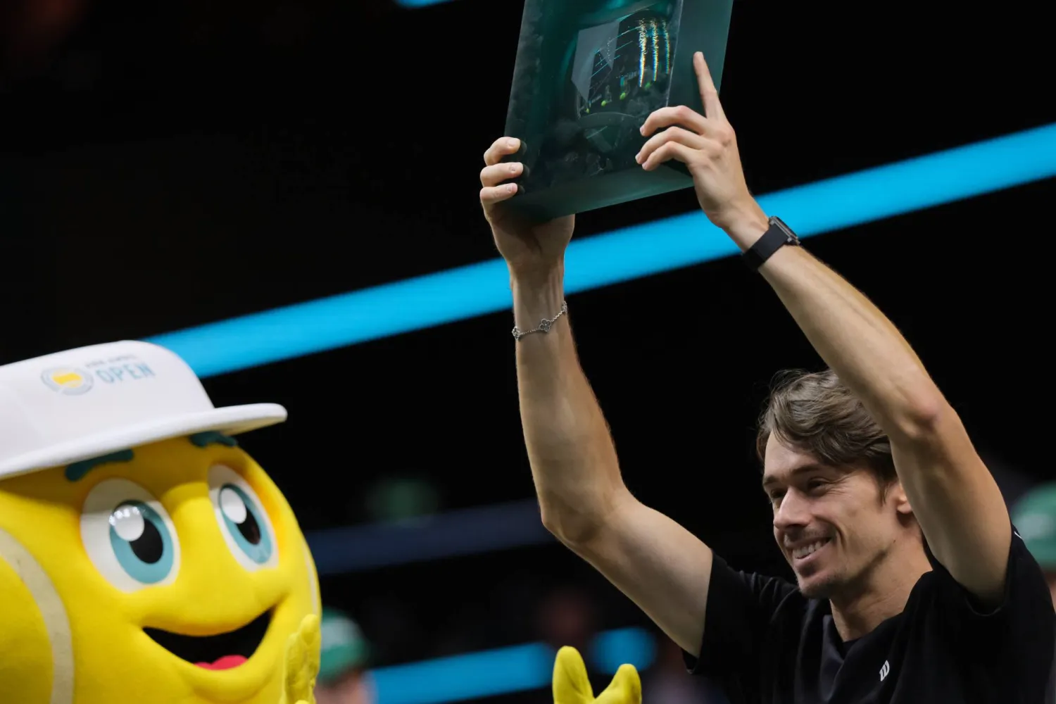 الأسترالي أليكس دي مينور يحتفل بلقب روتردام (أ.ب)