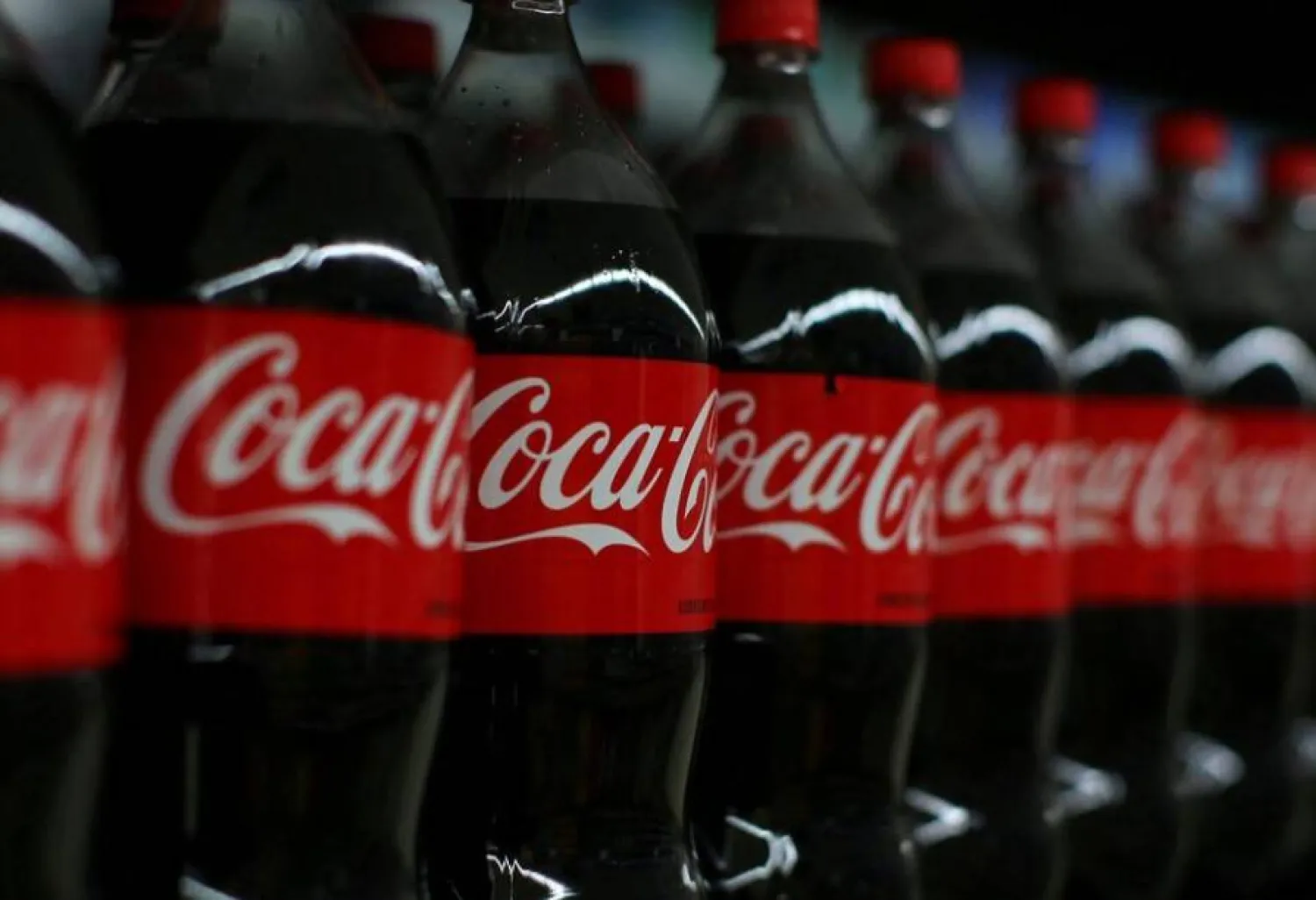 قد تحتوي عبوة «كوكا كولا» واحدة على ما يصل إلى 10 ملاعق صغيرة من السكر (أرشيفية - رويترز)