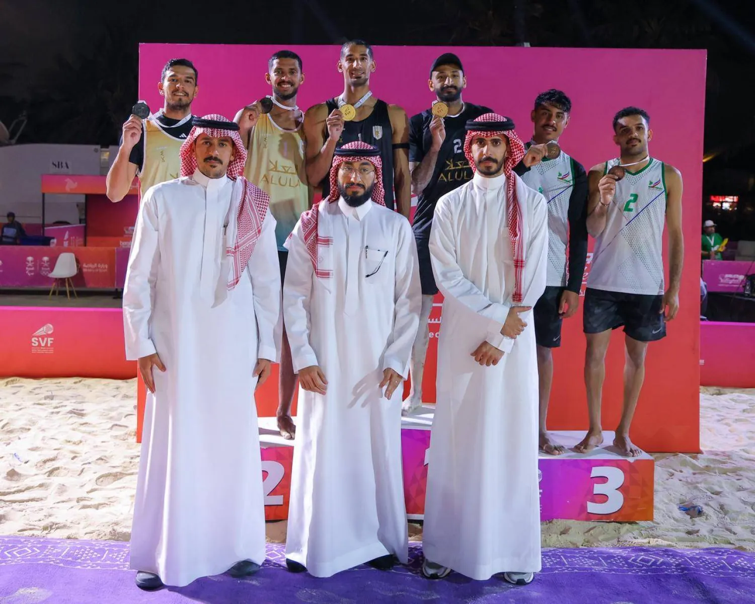 رئيس الاتحاد السعودي لكرة الطائرة وليد المقبل توّج الفرق الفائزة في بطولة السعودية للأندية للكرة الطائرة الشاطئية (الاتحاد السعودي)