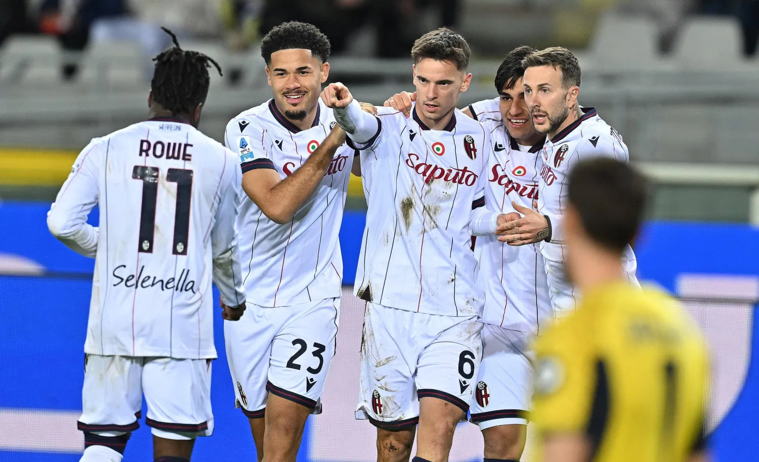 فرحة لاعبي بولونيا بالفوز على تورينو (إ.ب.أ)