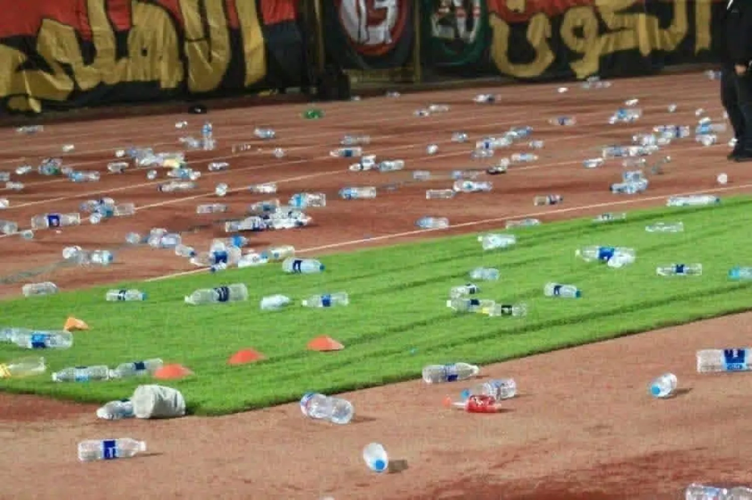 جماهير الأهلي المصري ألقت الزجاجات على لاعبي الجيسش الملكي (الناقل الرسمي)