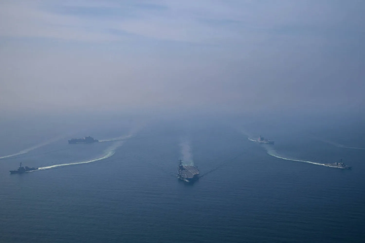 مجموعة حاملة الطائرات «أبراهام لينكولن» تبحر ببحر العرب دعماً لعمليات الأسطول الخامس الأميركي وأمن الملاحة في الشرق الأوسط (البنتاغون)