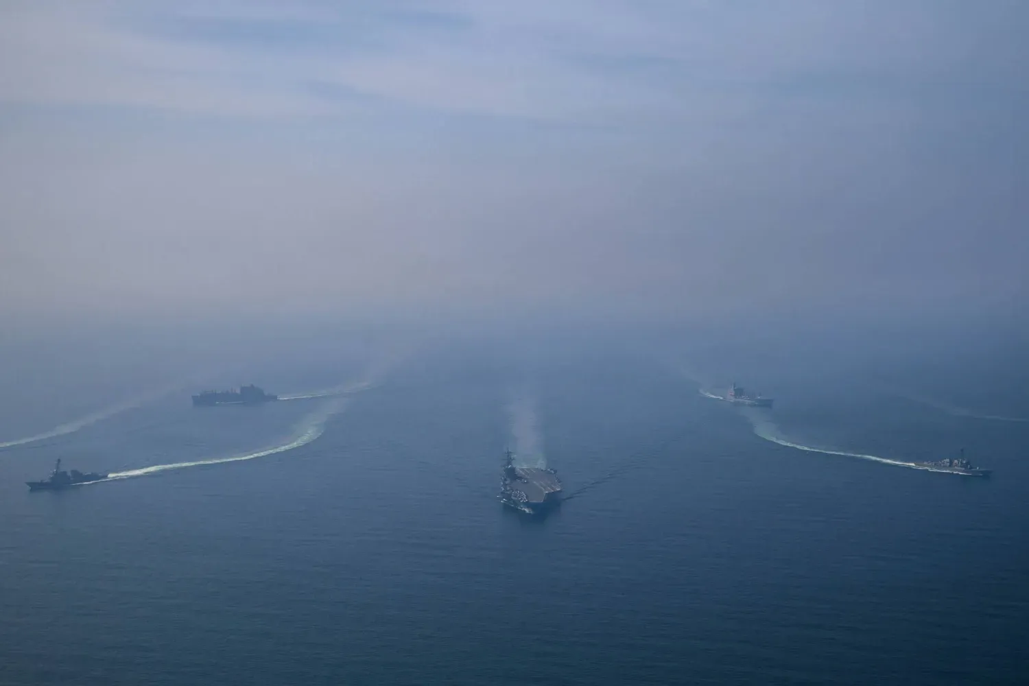 USS Abraham Lincoln uçak gemisi grubu, ABD Beşinci Filo operasyonlarını ve Ortadoğu'daki deniz güvenliğini desteklemek için Umman Denizi'nde seyrederken (Pentagon)