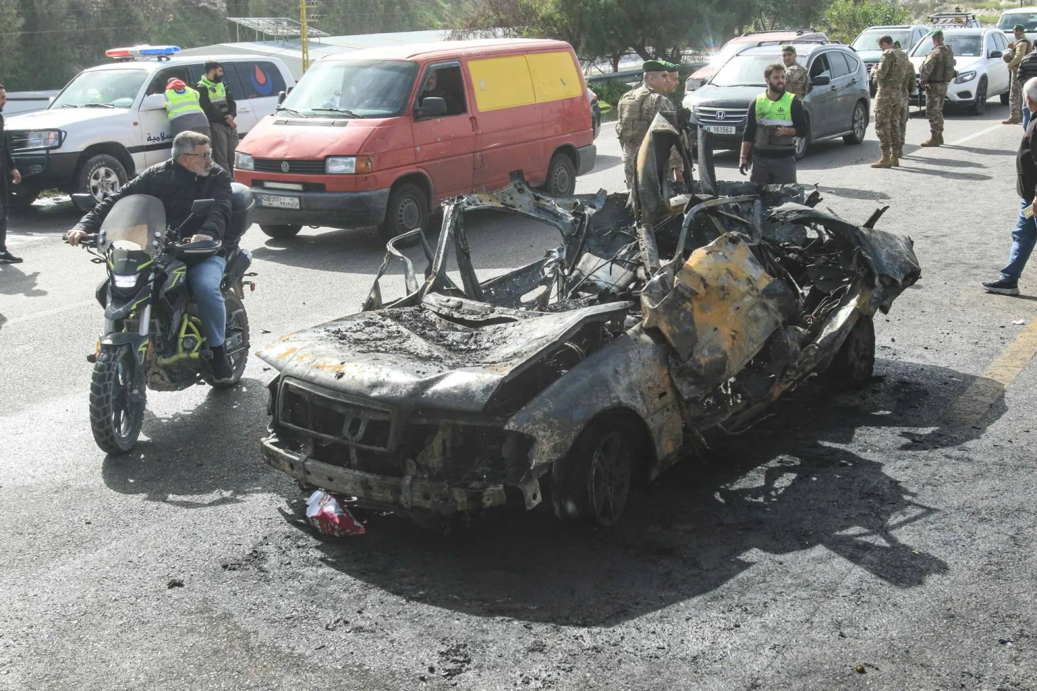 حطام مركبة بعد ضربة بطائرة مسيَّرة إسرائيلية استهدفتها في جنوب لبنان (أ.ف.ب)