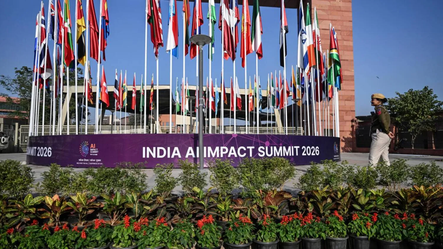 A Delhi police officer outside the venue of the 'India AI Impact Summit 2026'. Arun SANKAR / AFP
