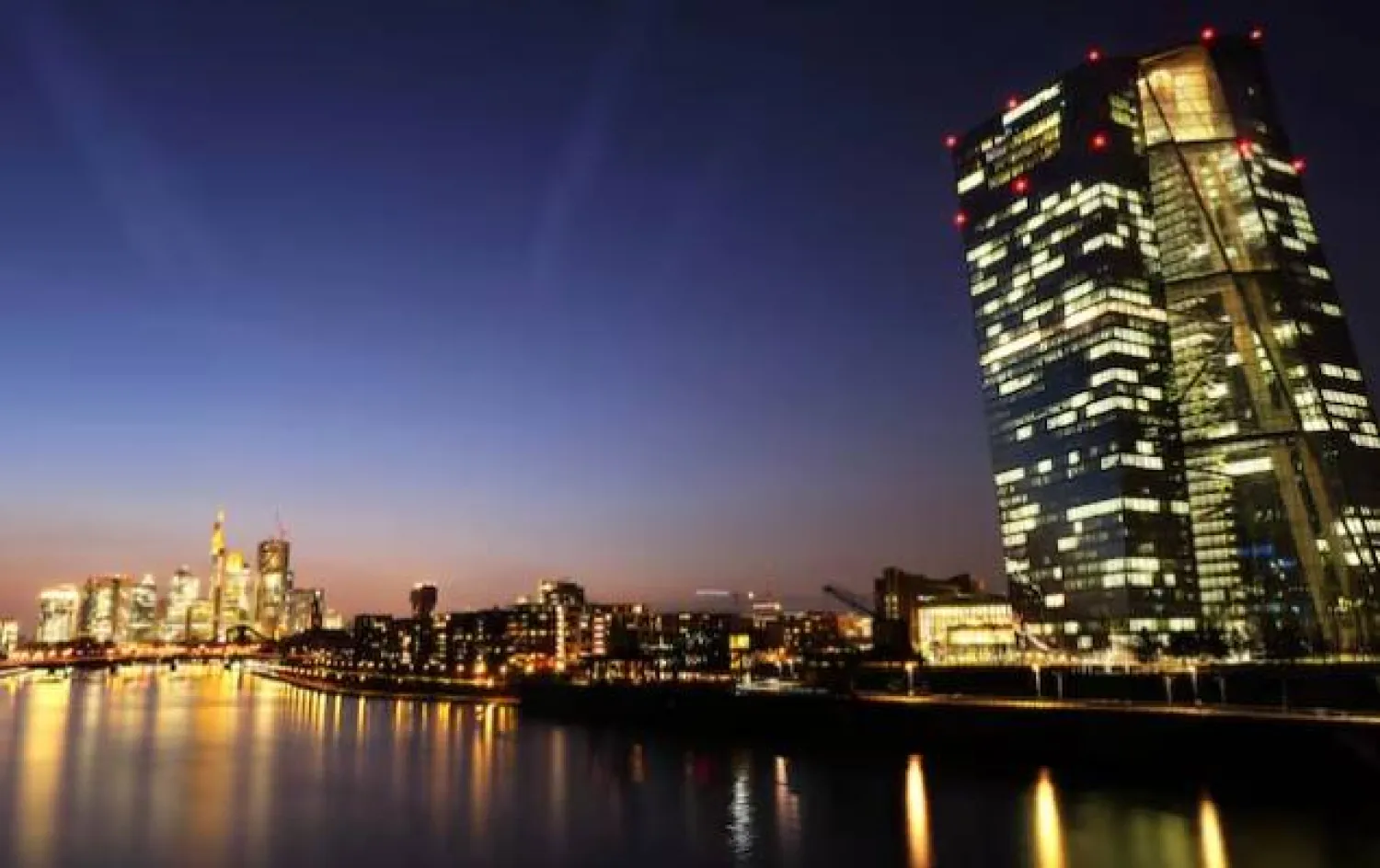 الحيّ المصرفي عند غروب الشمس في فرنكفورت (رويترز)