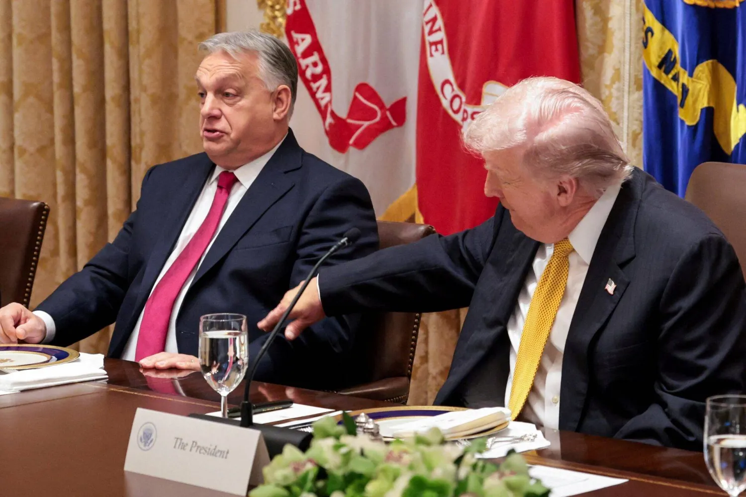 رئيس الوزراء المجري فيكتور أوربان والرئيس الأميركي دونالد ترمب خلال اجتماع في البيت الأبيض يوم 7 نوفمبر 2025 (رويترز)