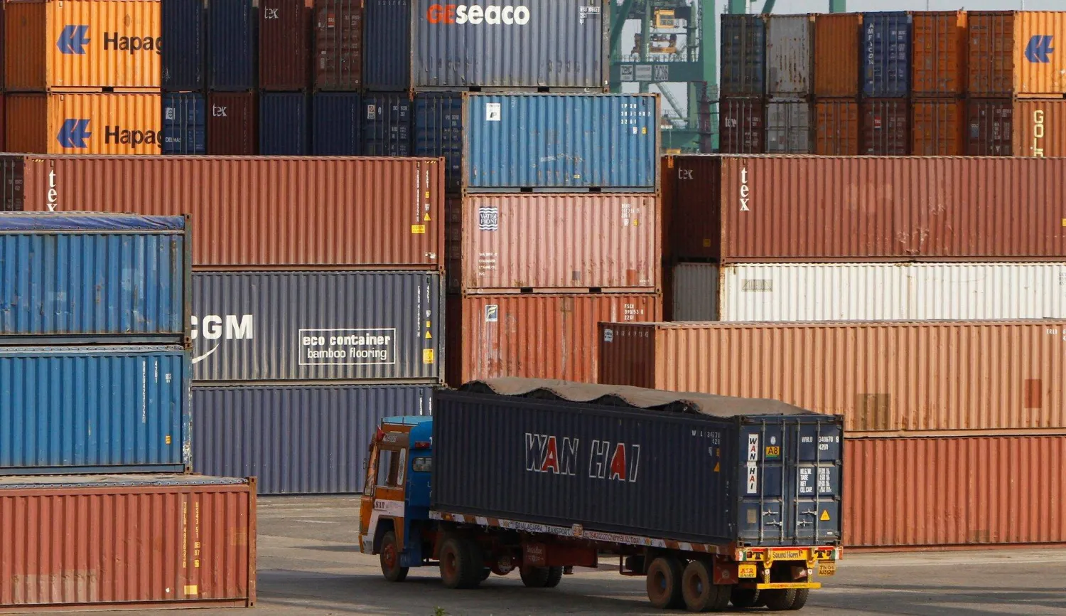 شاحنة تنقل حاوية شحن في ميناء بمدينة تشيناي الجنوبية في الهند (رويترز)