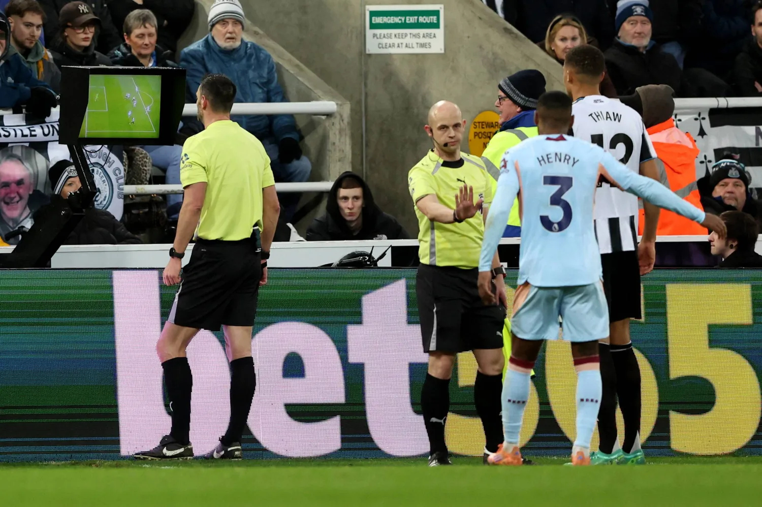 «نقاش إنجليزي»: هل من مصلحة كرة القدم إلغاء «تقنية حكم الفيديو المساعد؟»