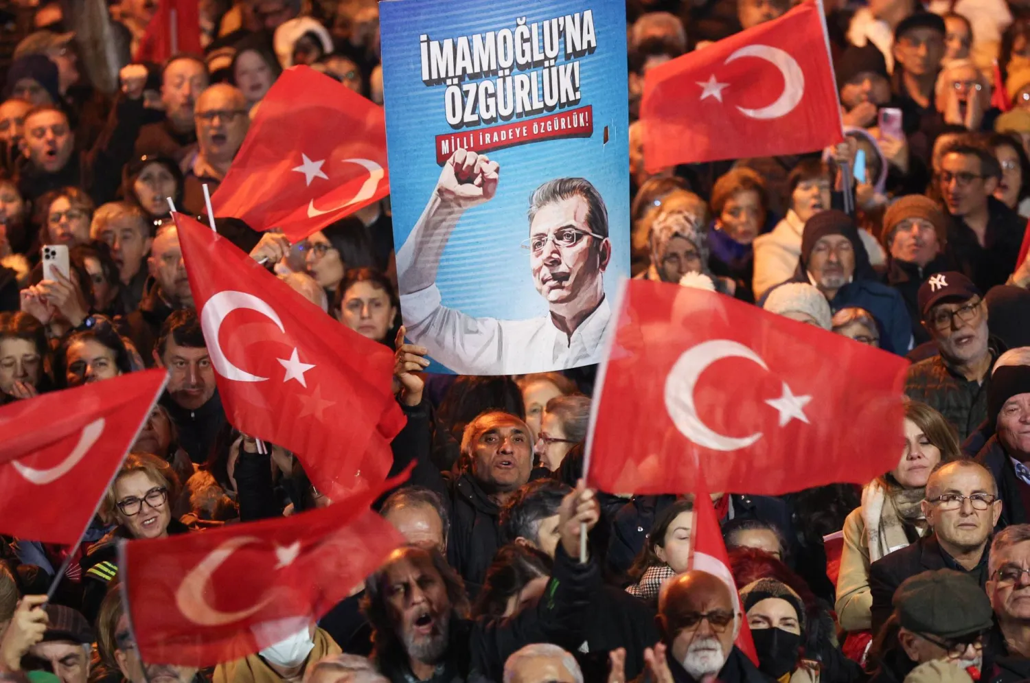 متظاهرون من حزب «الشعب الجمهوري» يرفعون لافتة تحمل صورة لإمام أوغلو وعبارات تطالب بإطلاق سراحه خلال تجمع في إسطنبول 11 فبراير (من حساب الحزب على «إكس»)