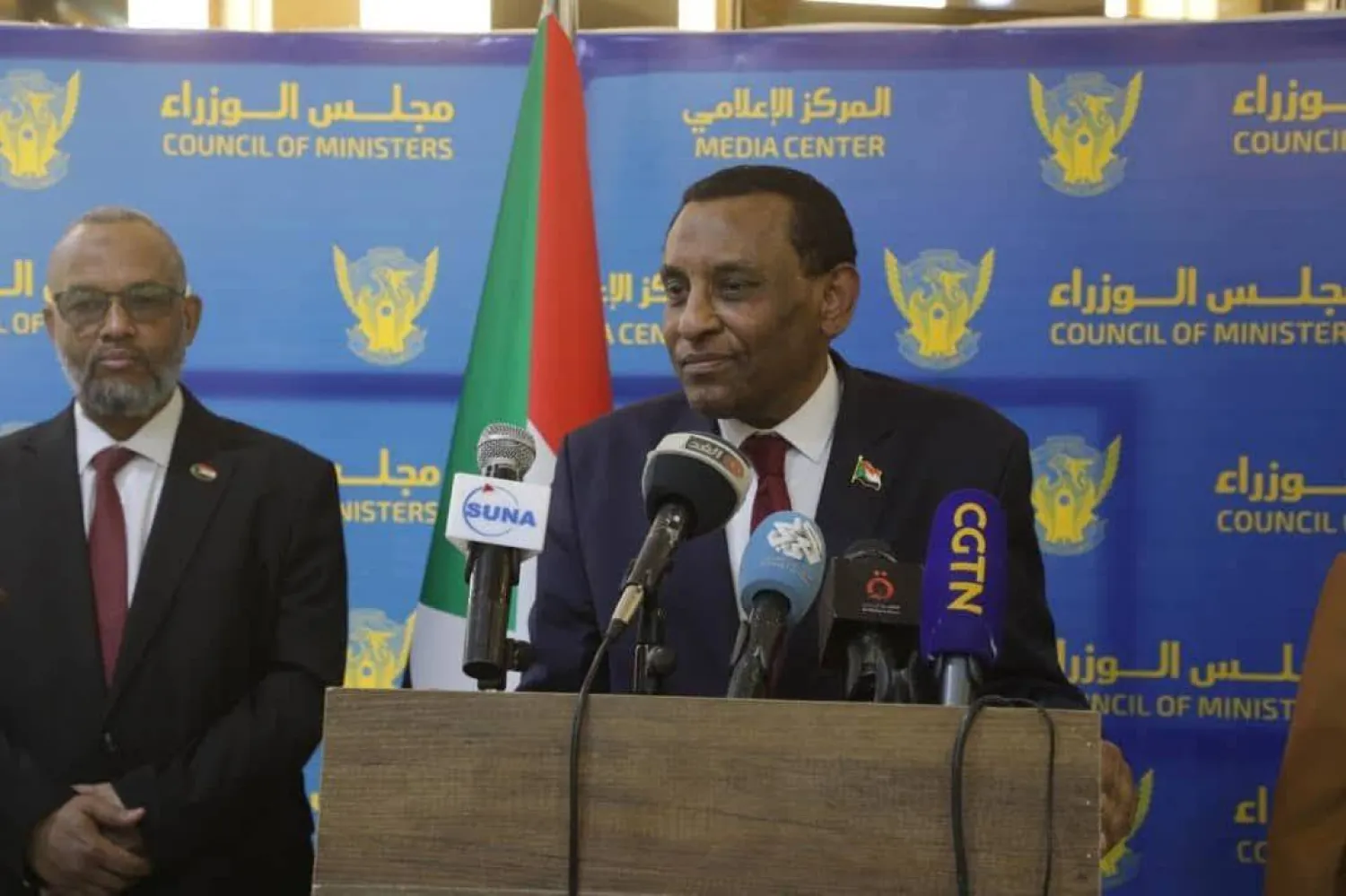 رئيس الوزراء السوداني كامل إدريس خلال المؤتمر الصحافي بمطار الخرطوم الاثنين (مجلس الوزراء)