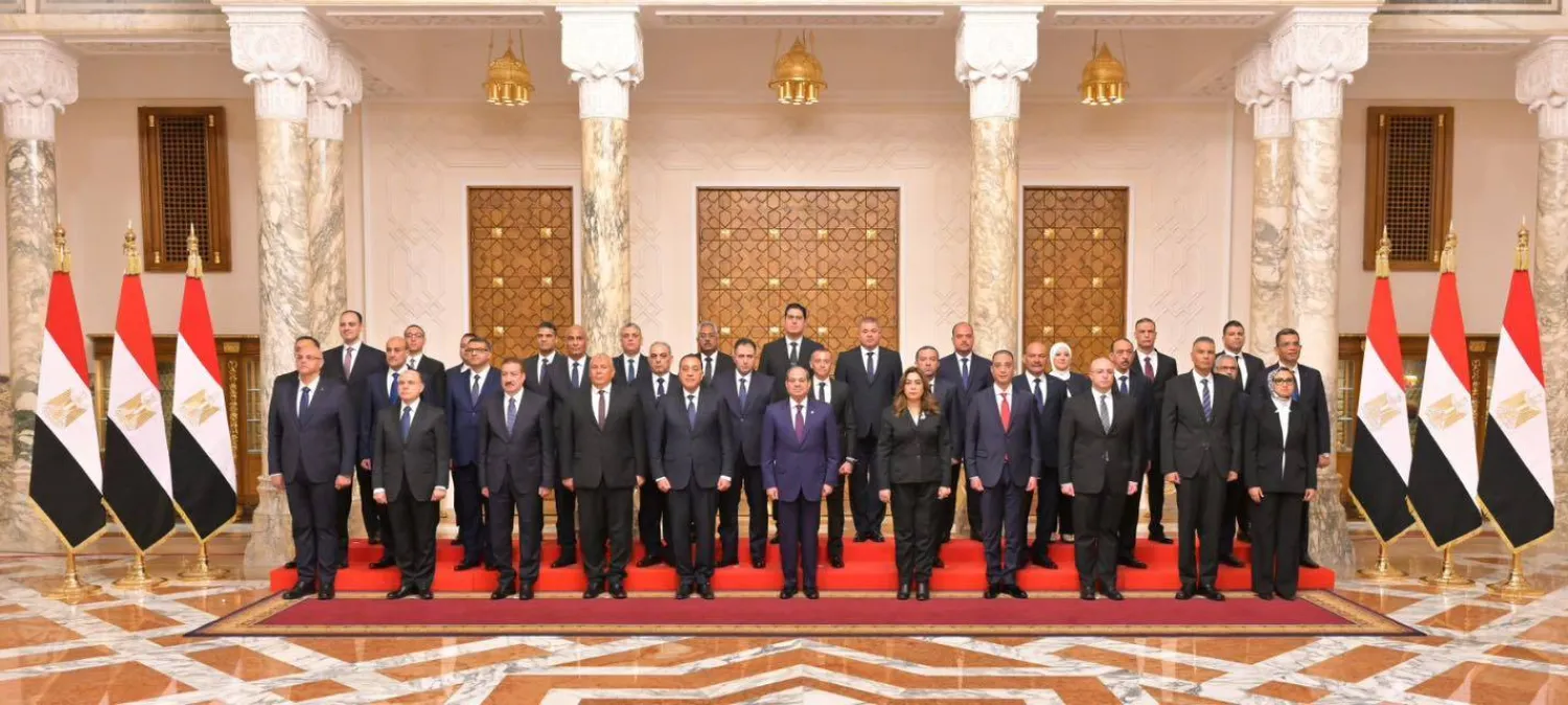 المحافظون الجدد ونوابهم في صورة تذكارية مع السيسي عقب حلف اليمين الدستورية (الرئاسة المصرية)