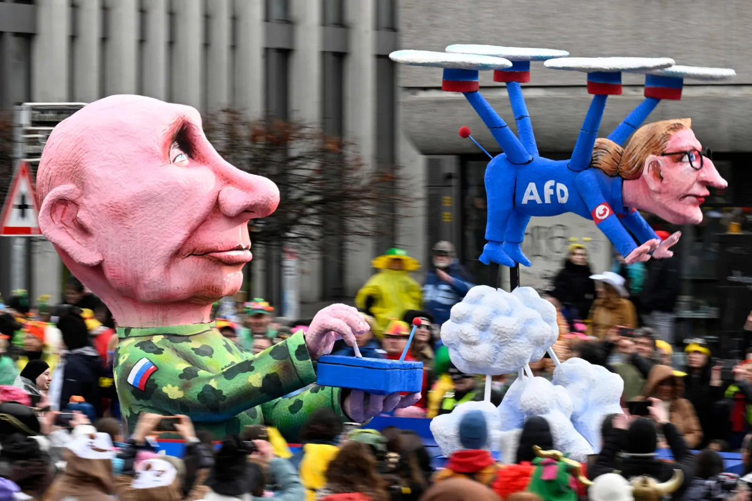 صورة من كرنفال دوسلدورف في ألمانيا يوم 16 فبراير 2025 (أ.ف.ب)