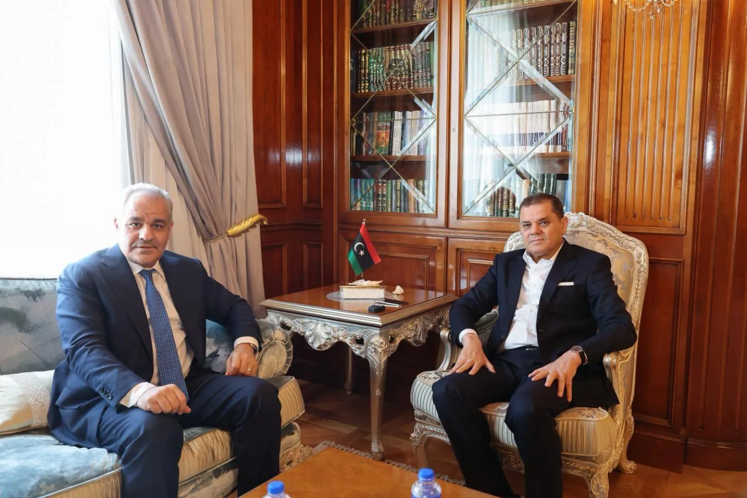 الدبيبة مجتمعاً بمحافظ المصرف المركزي مساء الأحد (حكومة «الوحدة»)