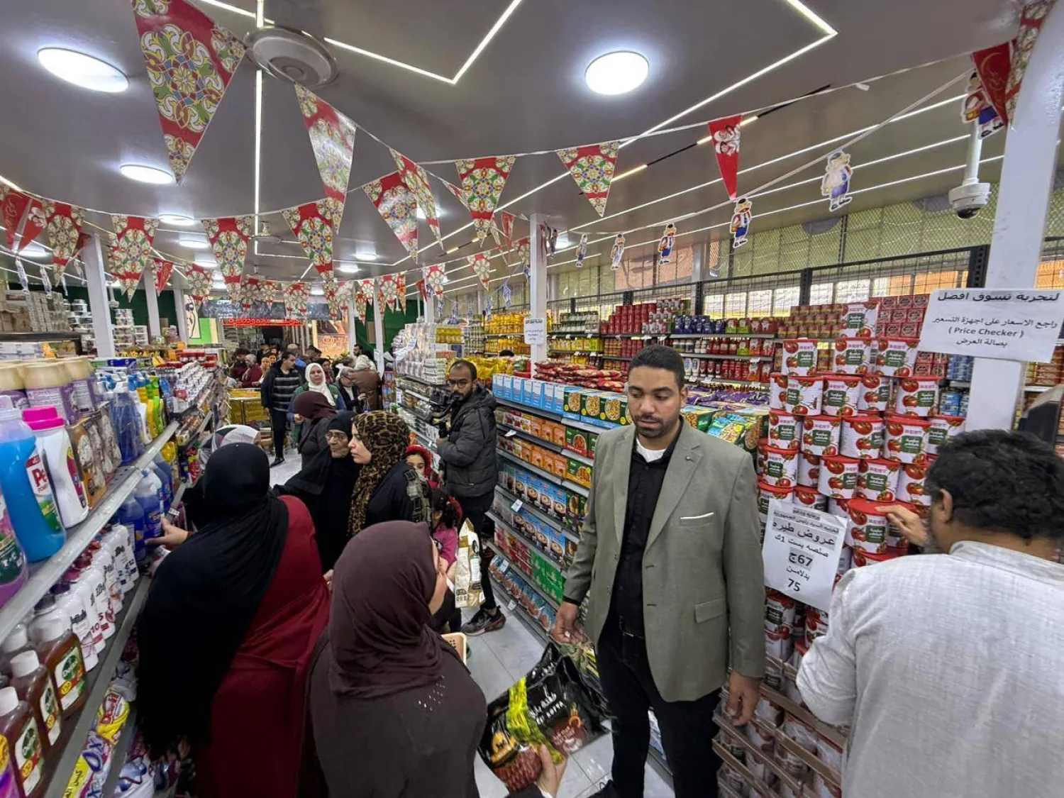 إقبال جماهيري كبير على معرض «أهلاً رمضان» في محافظة الدقهلية (وزارة التموين المصرية)