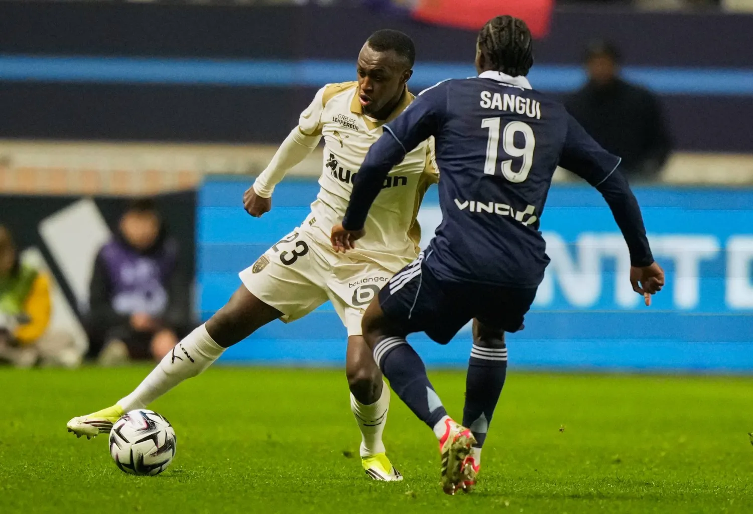 الظهير السعودي سعود عبد الحميد يتألق مع لانس (أ.ب)