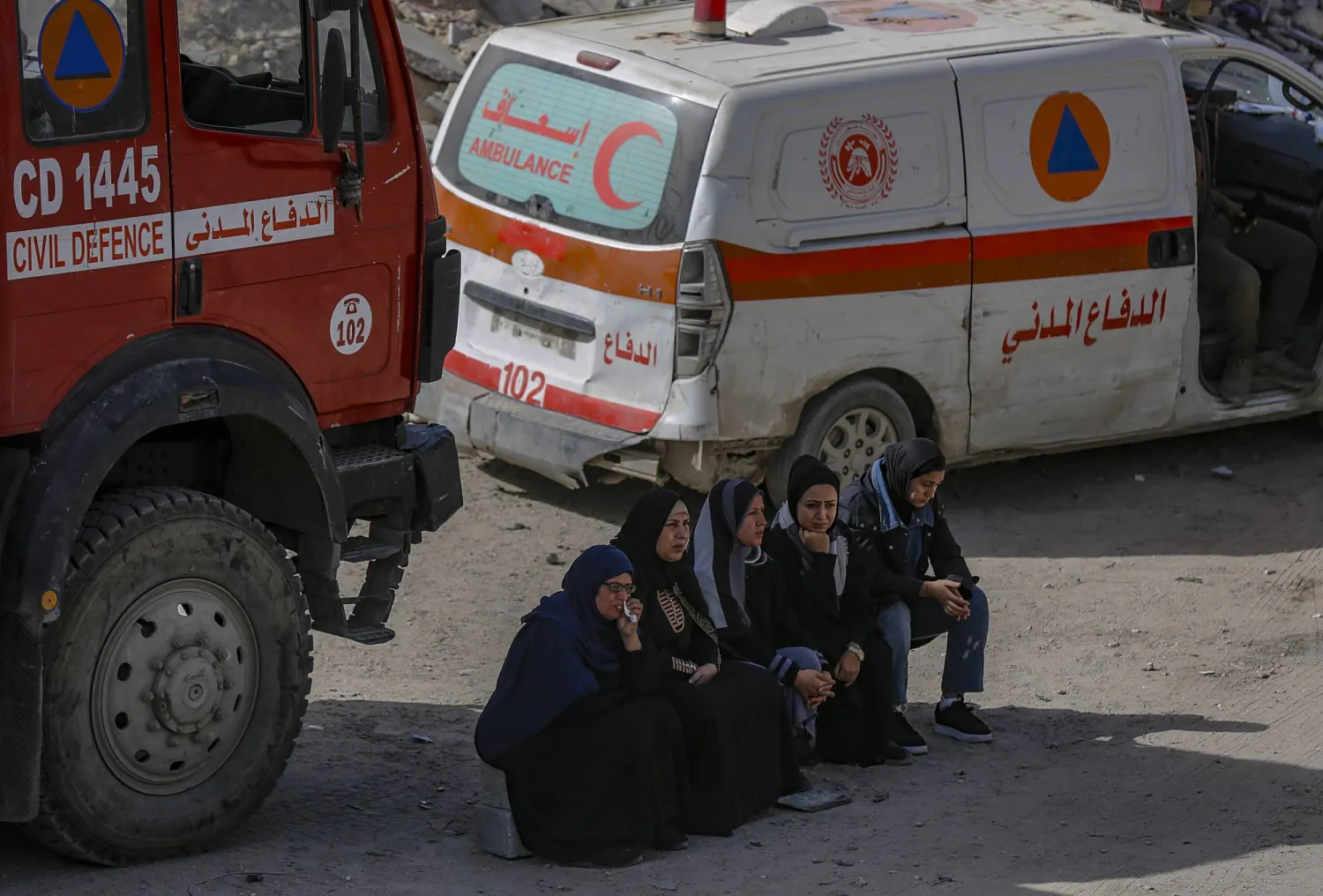 مجموعة من النساء ينتظرن الأخبار بينما تعمل فرق الدفاع المدني الفلسطيني على انتشال رفات 67 فرداً من عائلة أبو نصر من تحت أنقاض منزلهم المدمر بعد غارة إسرائيلية في بيت لاهيا شمال مدينة غزة 15 فبراير 2026 (إ.ب.أ)