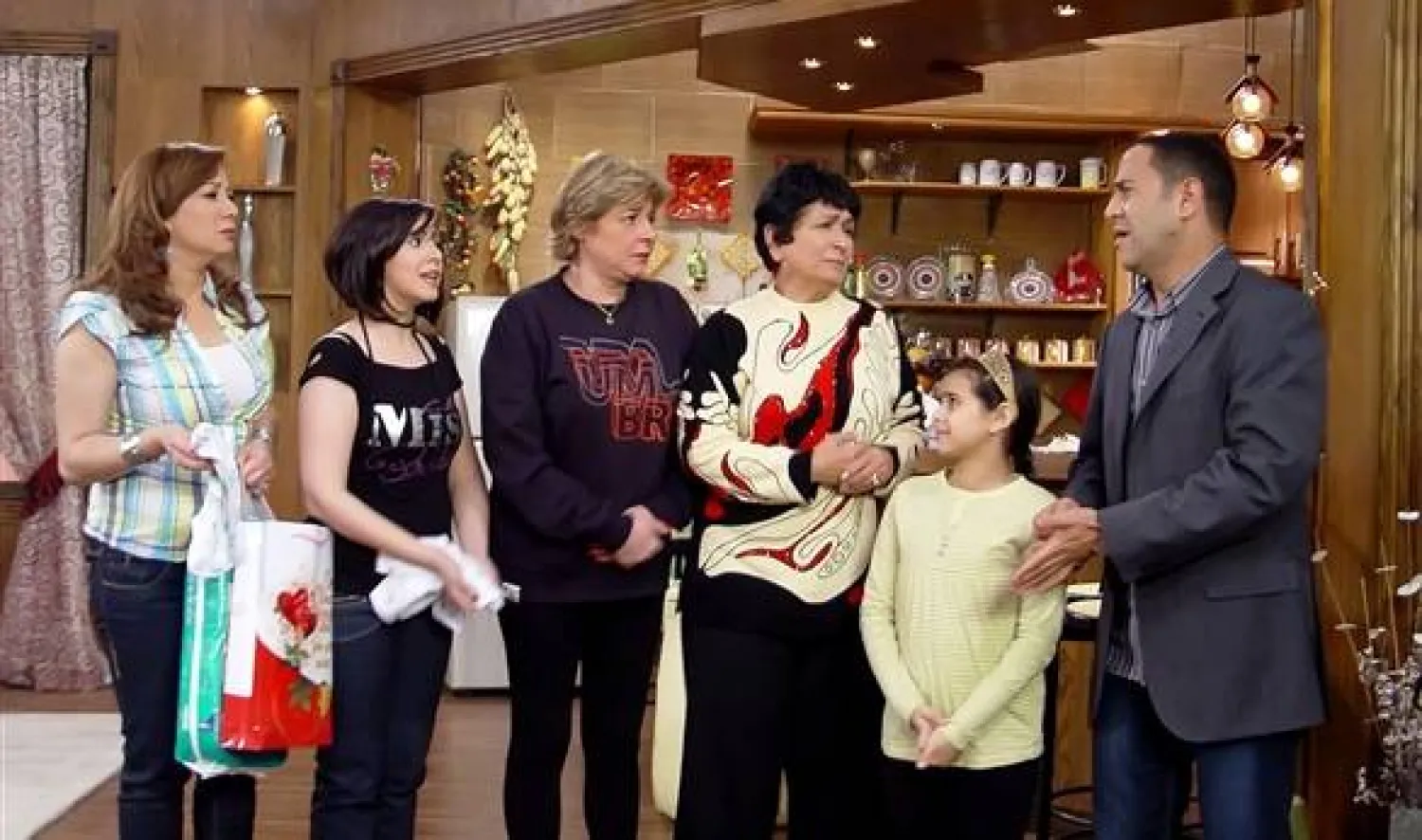 أشرف عبد الباقي وبطلات المسلسل في أحد مشاهد «راجل وست ستات» (الشرق الأوسط)