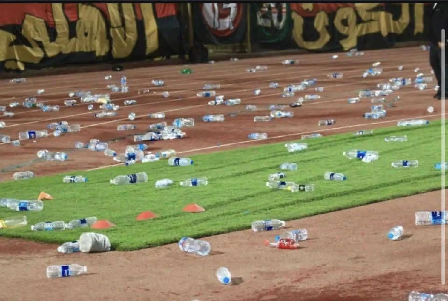 «قوارير المياه» على أرض استاد القاهرة الدولي (صورة متداولة على منصة إكس)