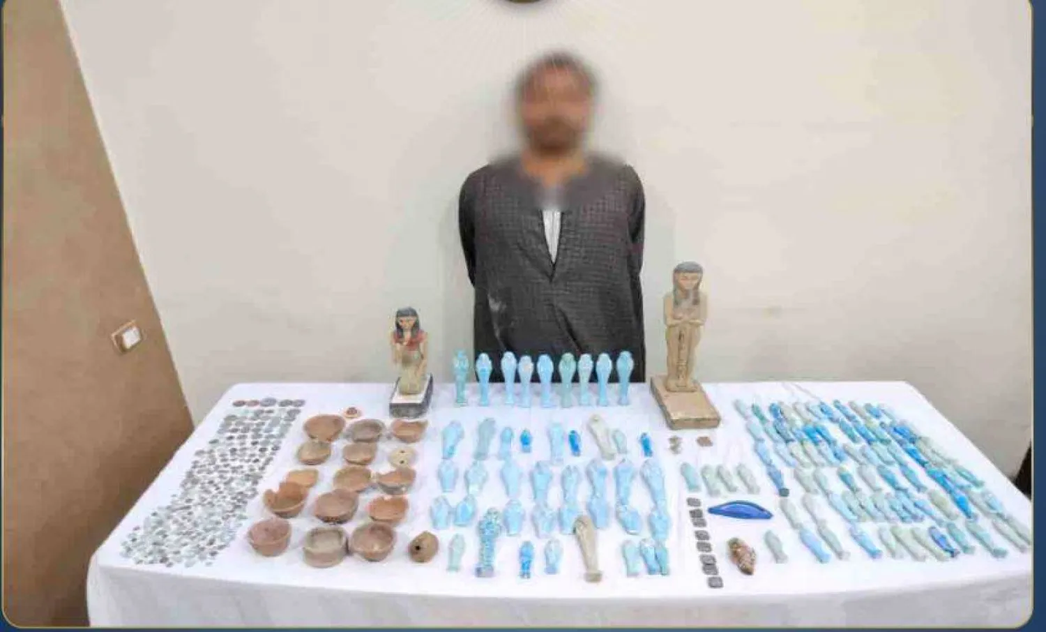المتهم  ضبط بحوزته مئات القطع الأثرية (وزارة الداخلية)