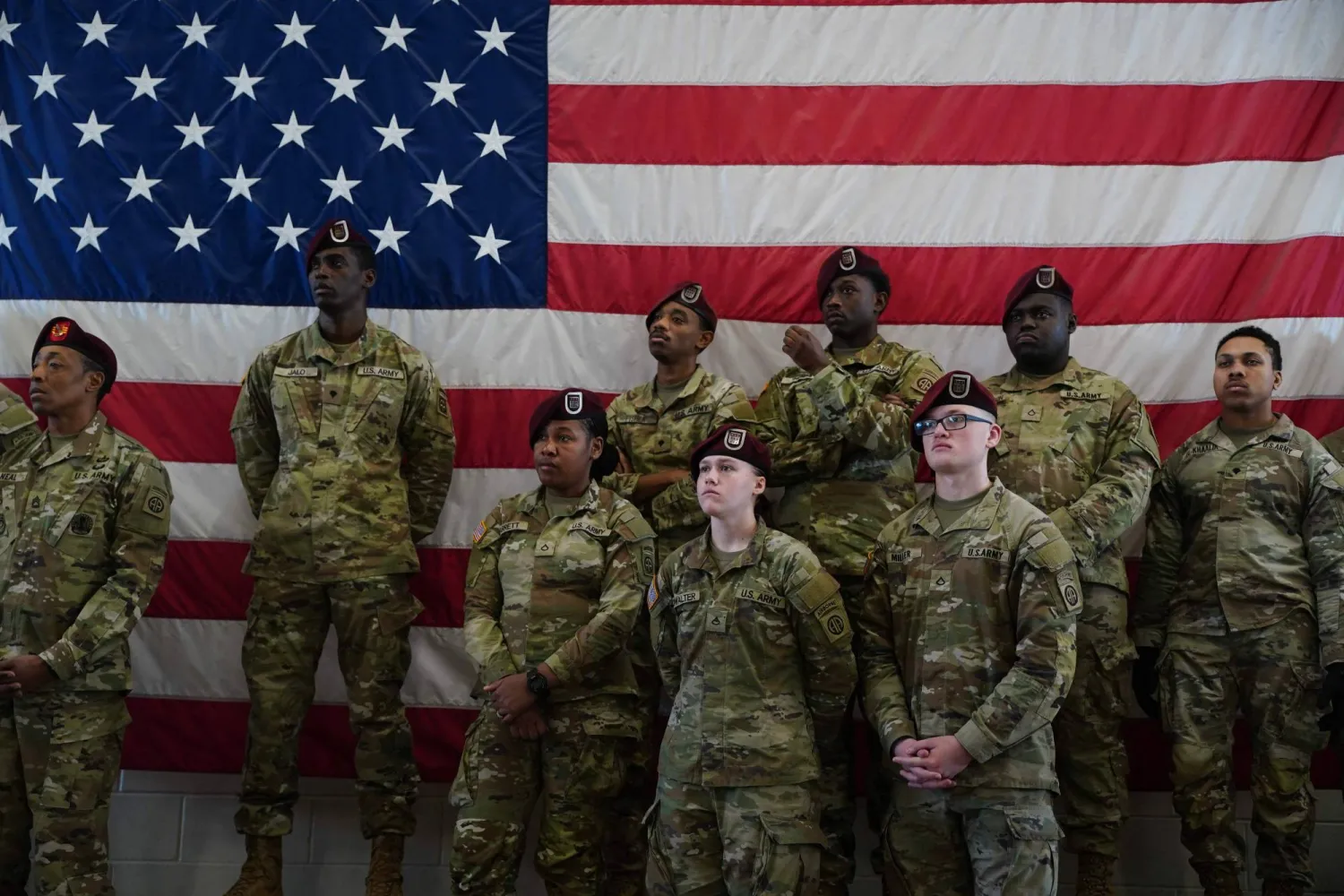 جنود أميركيون يستمعون إلى الرئيس دونالد ترمب خلال زيارته إلى قاعدة فورت براغ التابعة للجيش الأميركي في 13 فبراير 2026 بولاية كارولاينا الشمالية (أ.ف.ب)