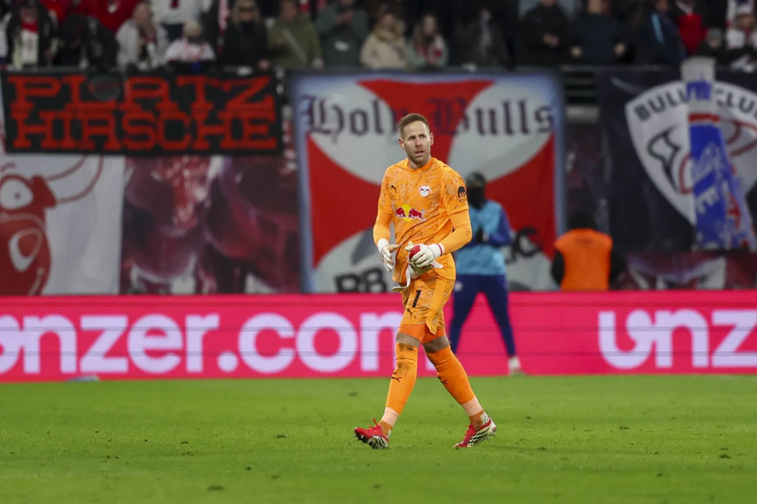 بيتر غولاتشي حارس مرمى لايبزيغ (د.ب.أ)