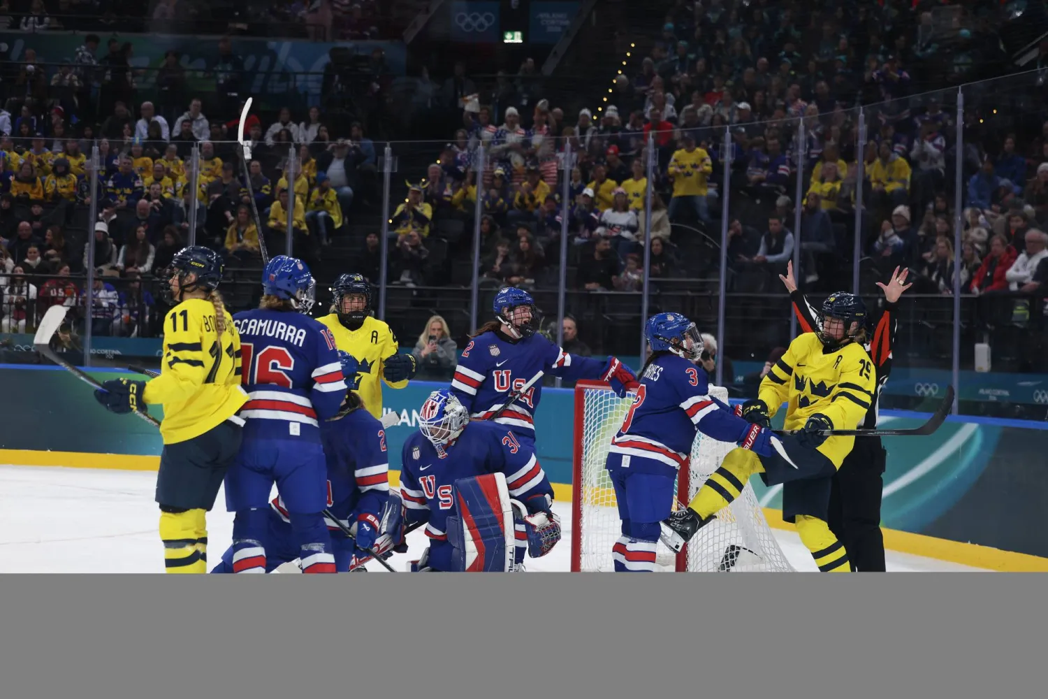 أميركا هزمت السويد وستلعب على ذهبية سيدات هوكي الجليد (إ.ب.أ)