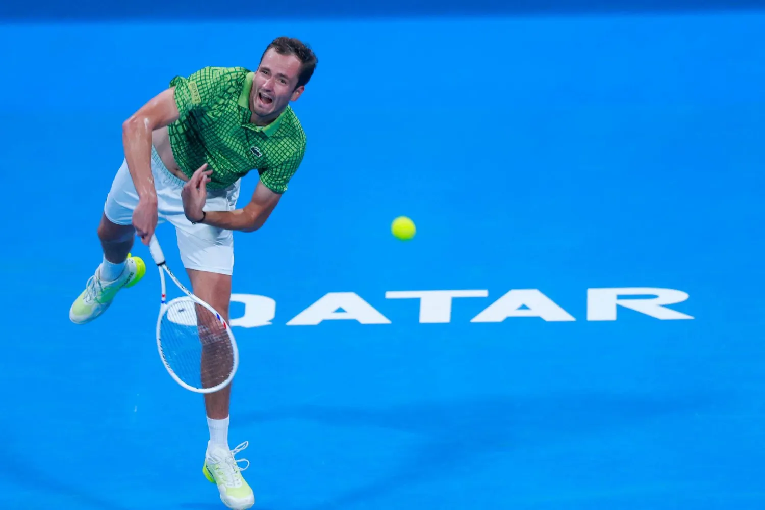 الروسي دانييل ميدفيديف يتقدم في الدوحة (أ.ف.ب)