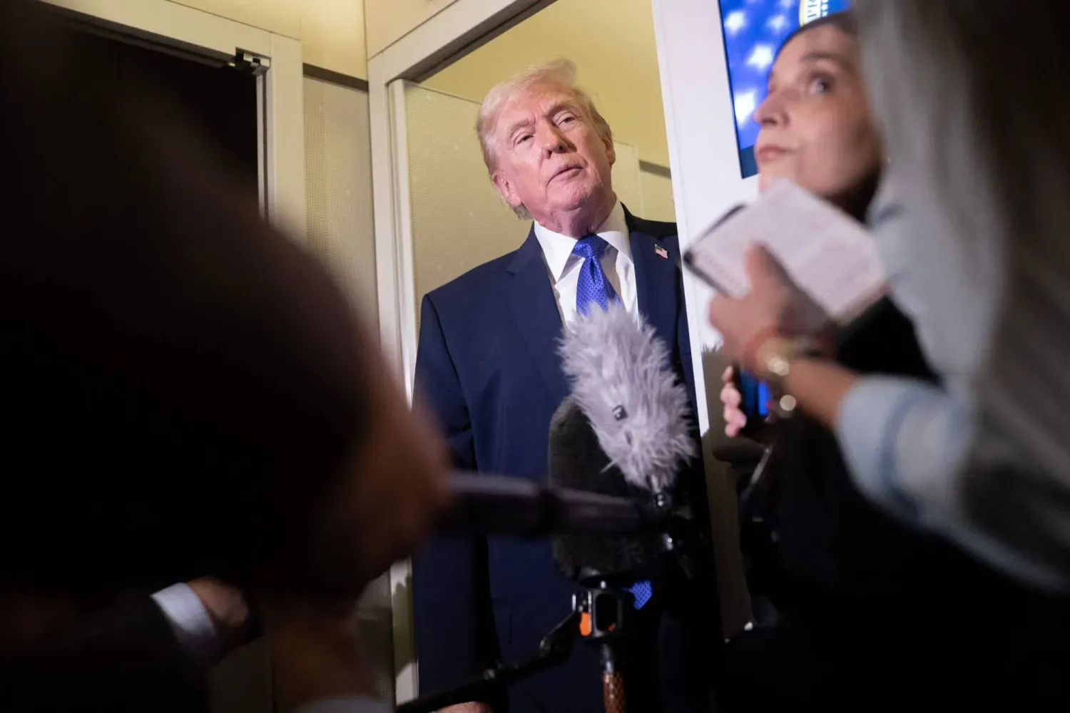 ABD Başkanı Donald Trump, Air Force One uçağında gazetecilere açıklama yapıyor (AFP)