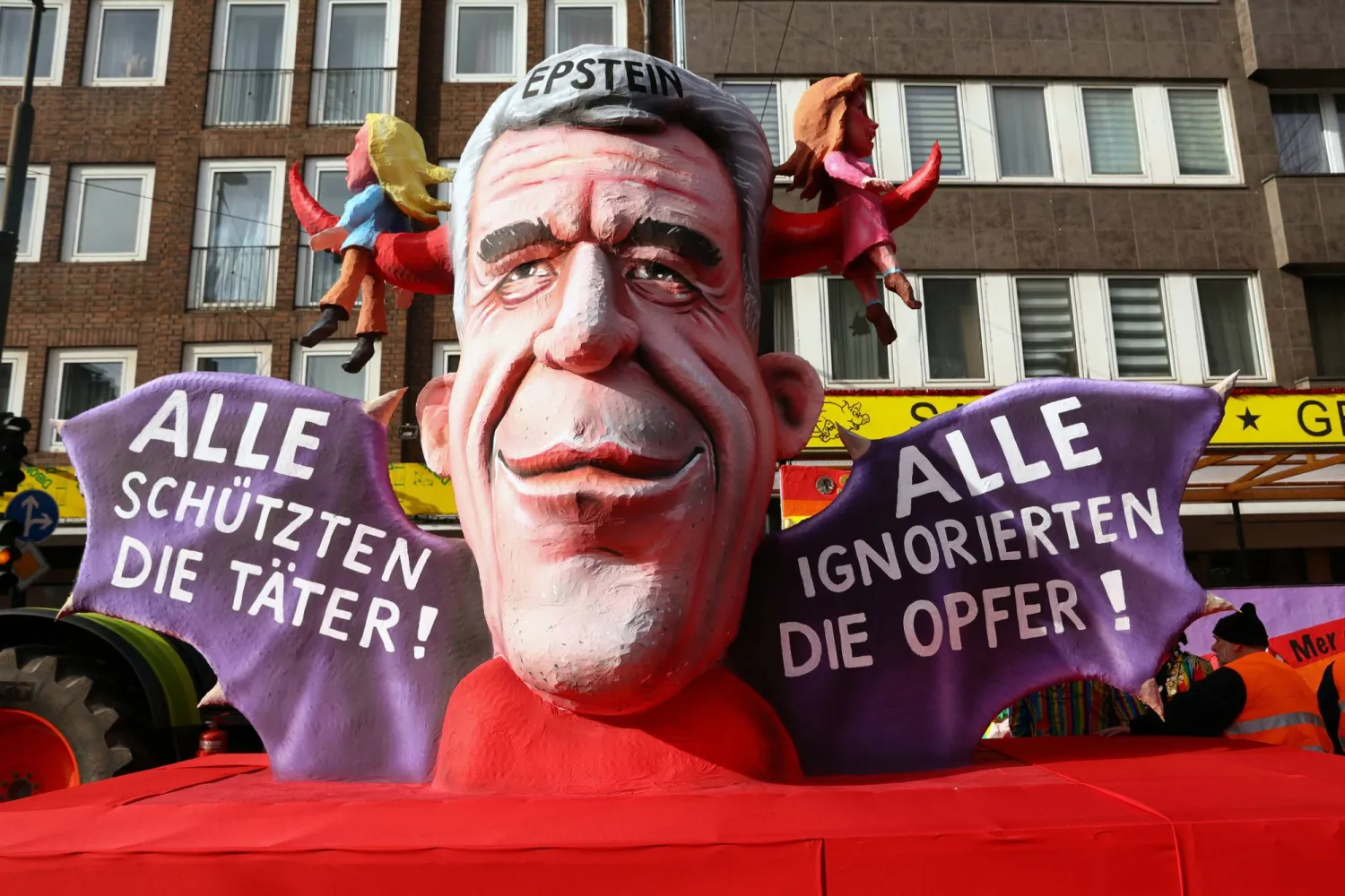 عربة استعراضية تُصوّر جيفري إبستين بأجنحة خفاش خلال كرنفال «الاثنين الوردي» في دوسلدورف بألمانيا أمس (رويترز)