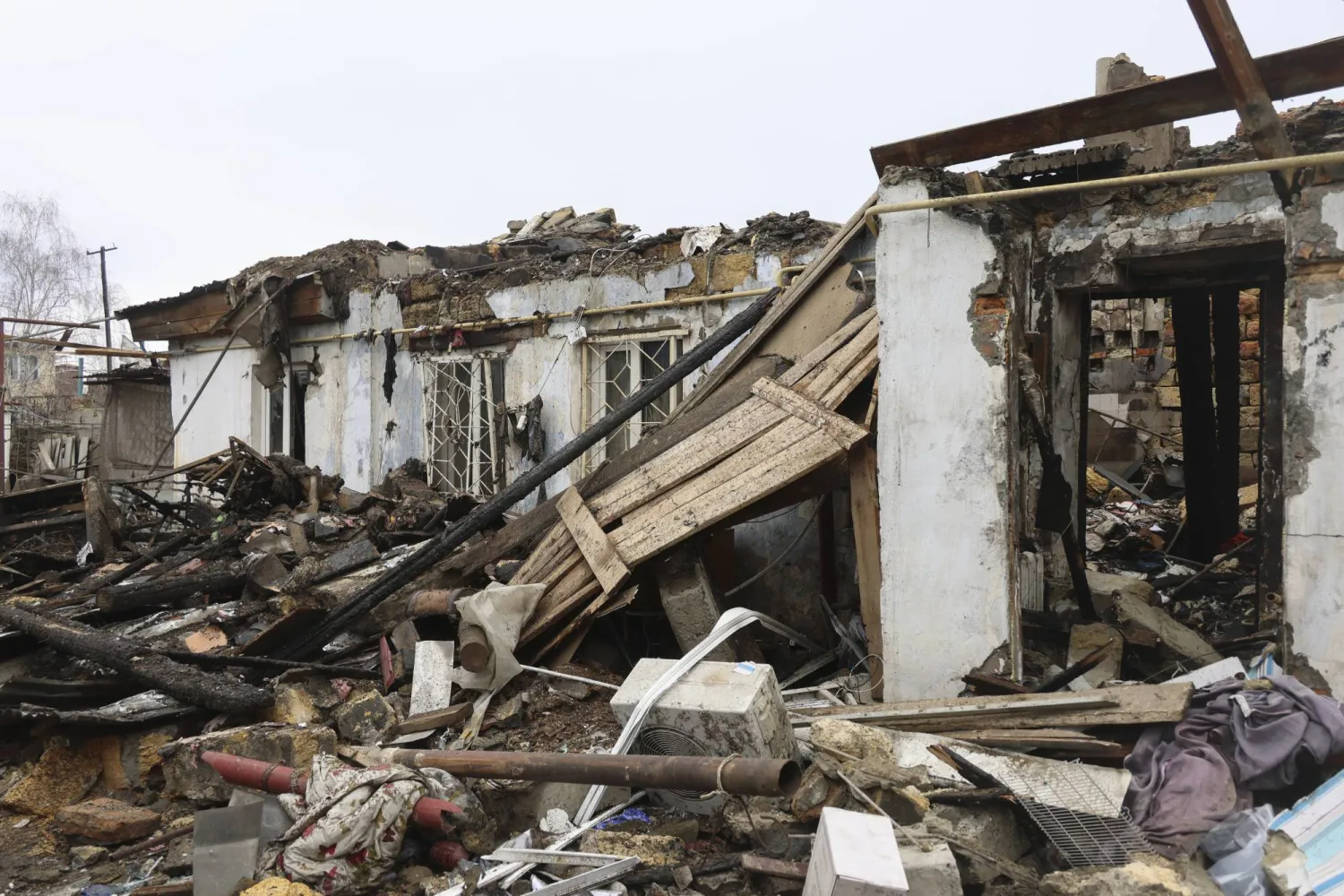 أضرار في موقع ضربة بطائرة مسيّرة روسية استهدفت مبنى في أوديسا بأوكرانيا (إ.ب.أ)