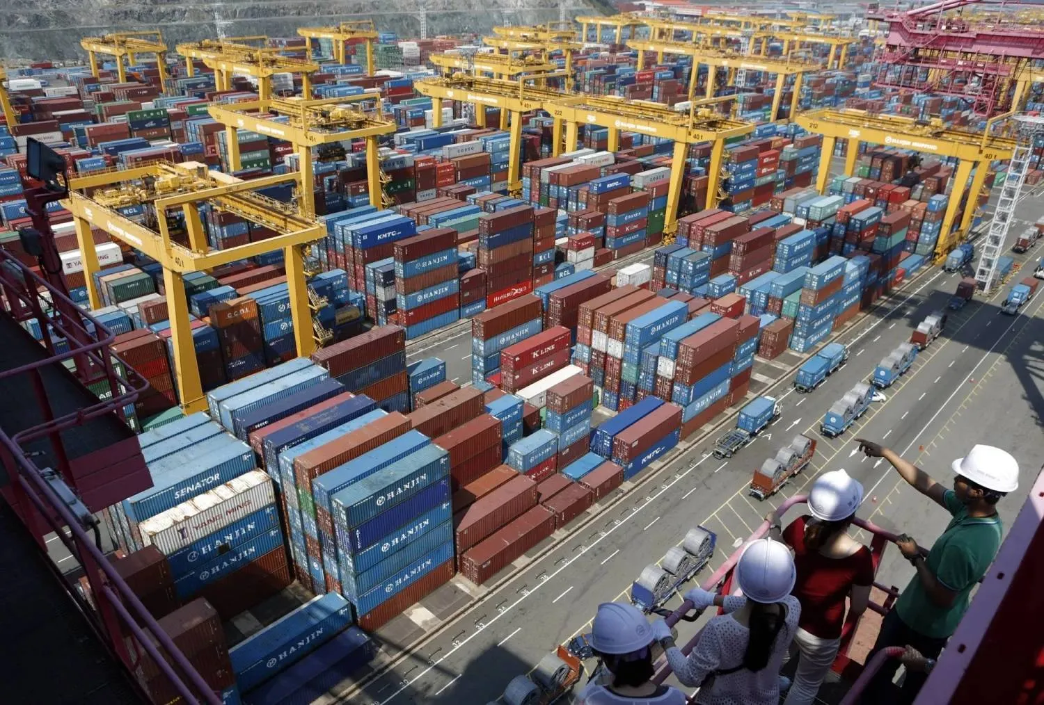 محطة حاويات شركة هانجين شيبنغ في ميناء بوسان الجديد (رويترز)